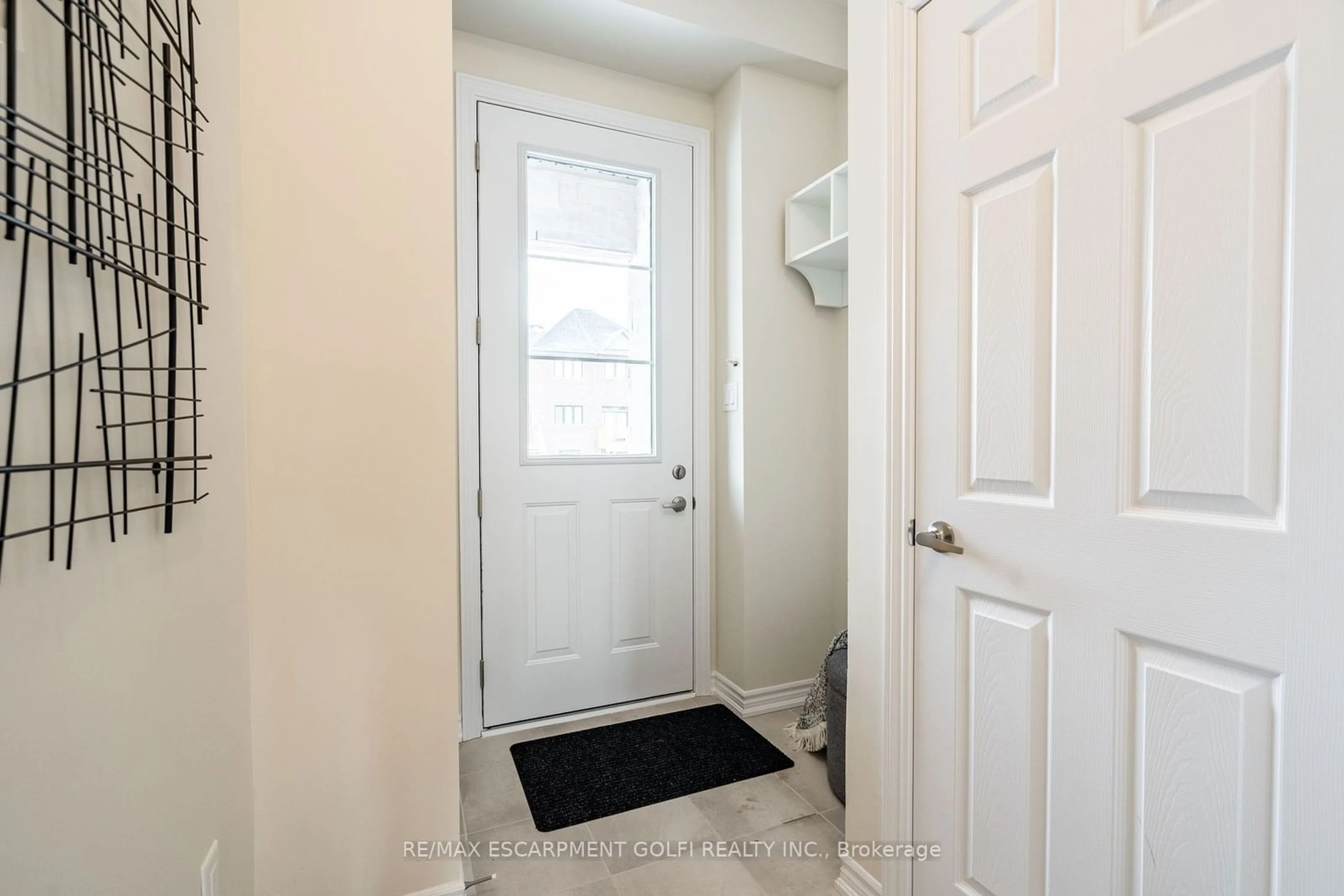 Indoor entryway for 1378 BLUEPRINT COMMON, Burlington Ontario L7P 0V6