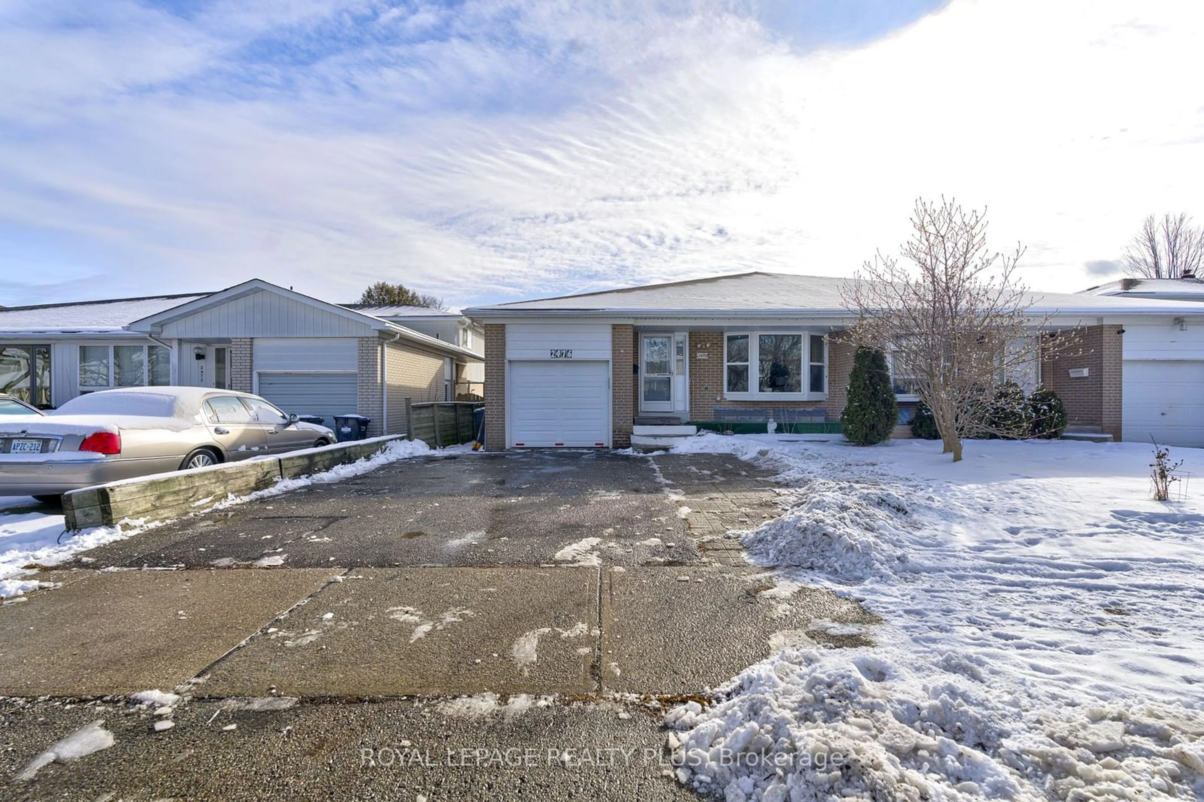 A pic from outside/outdoor area/front of a property/back of a property/a pic from drone, street for 2476 Barcella Cres, Mississauga Ontario L5K 1E2