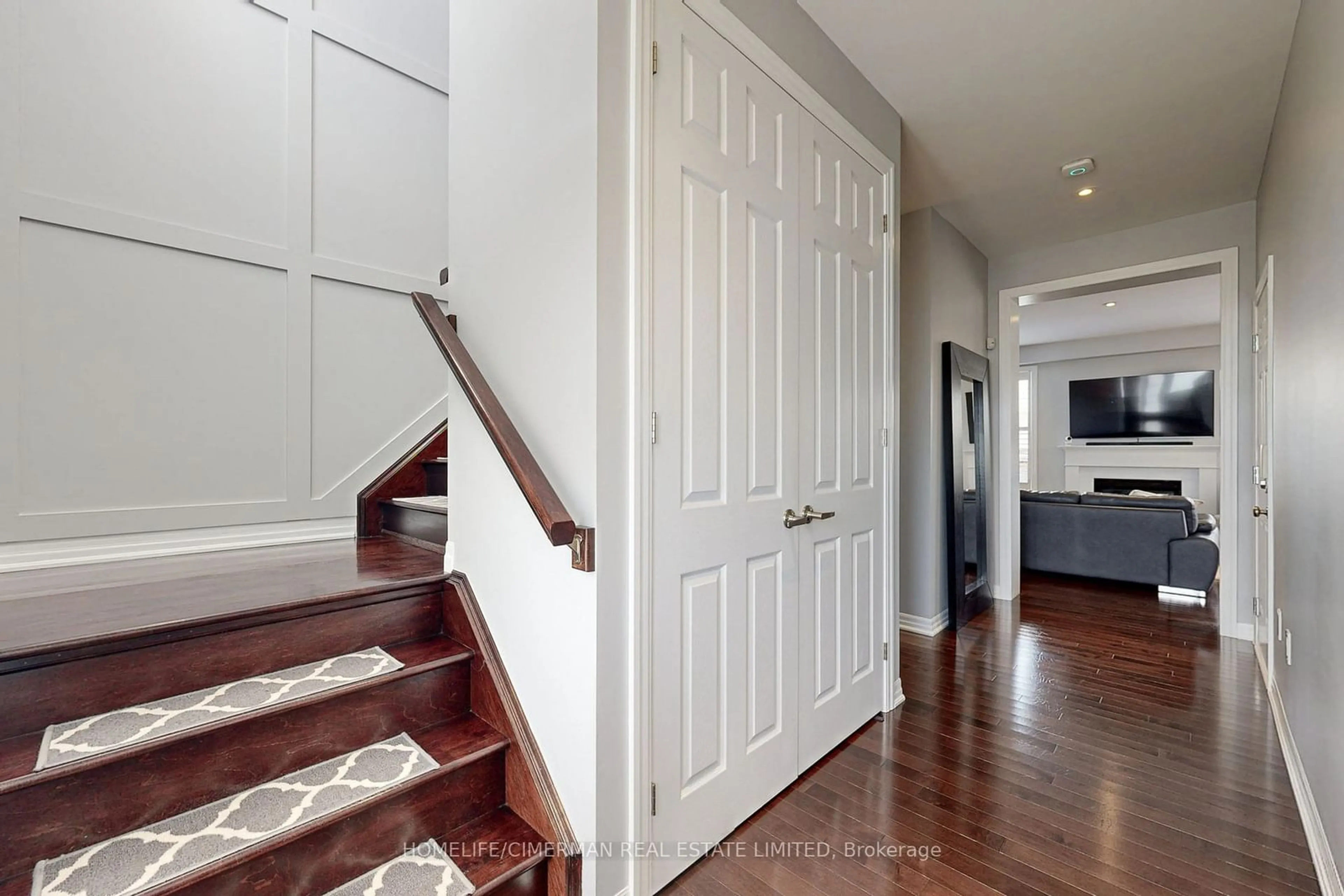 Indoor entryway for 421 Leiterman Dr, Milton Ontario L9T 8G7