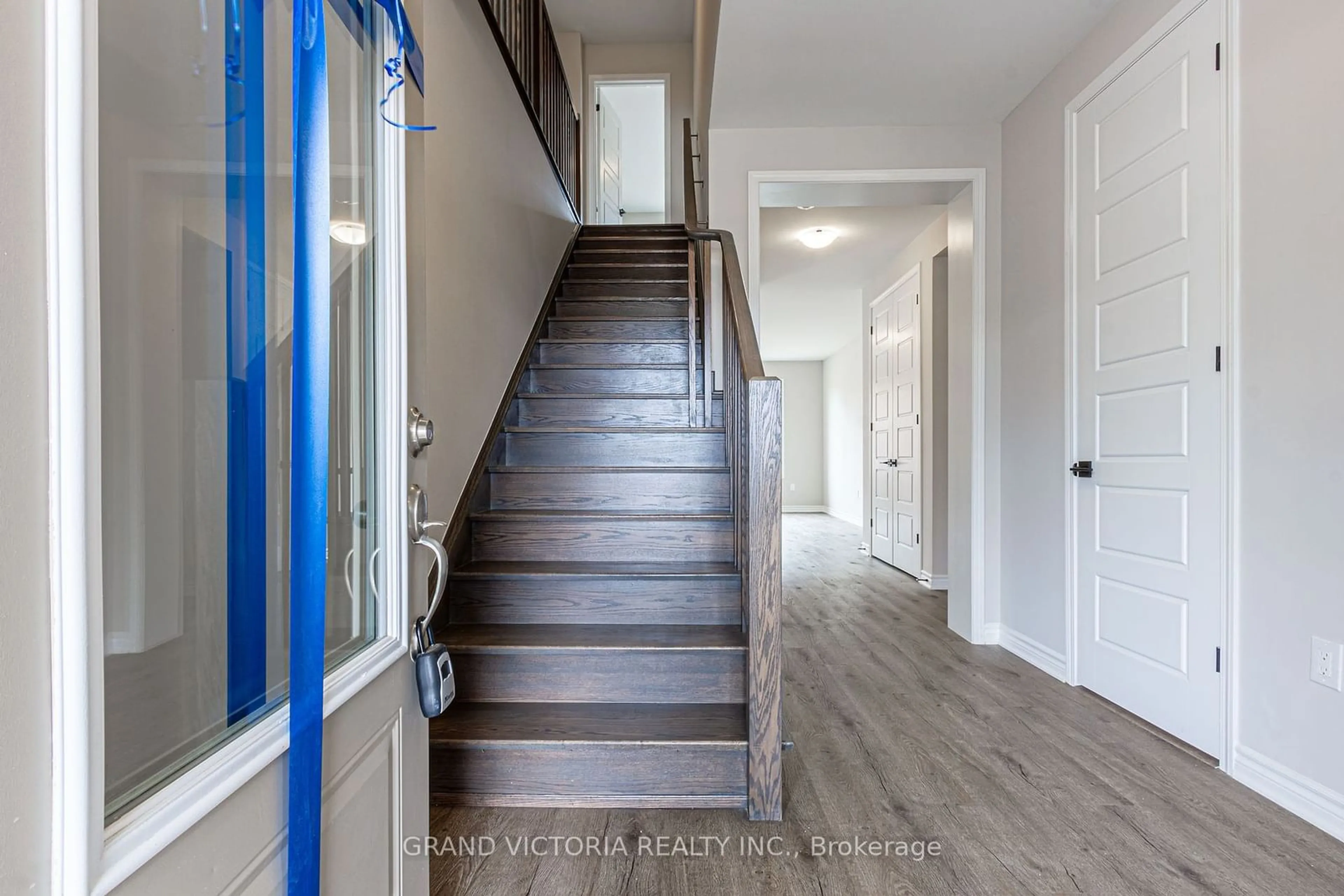 Indoor entryway for 1677 Sauble Crt, Milton Ontario L9E 1Y6