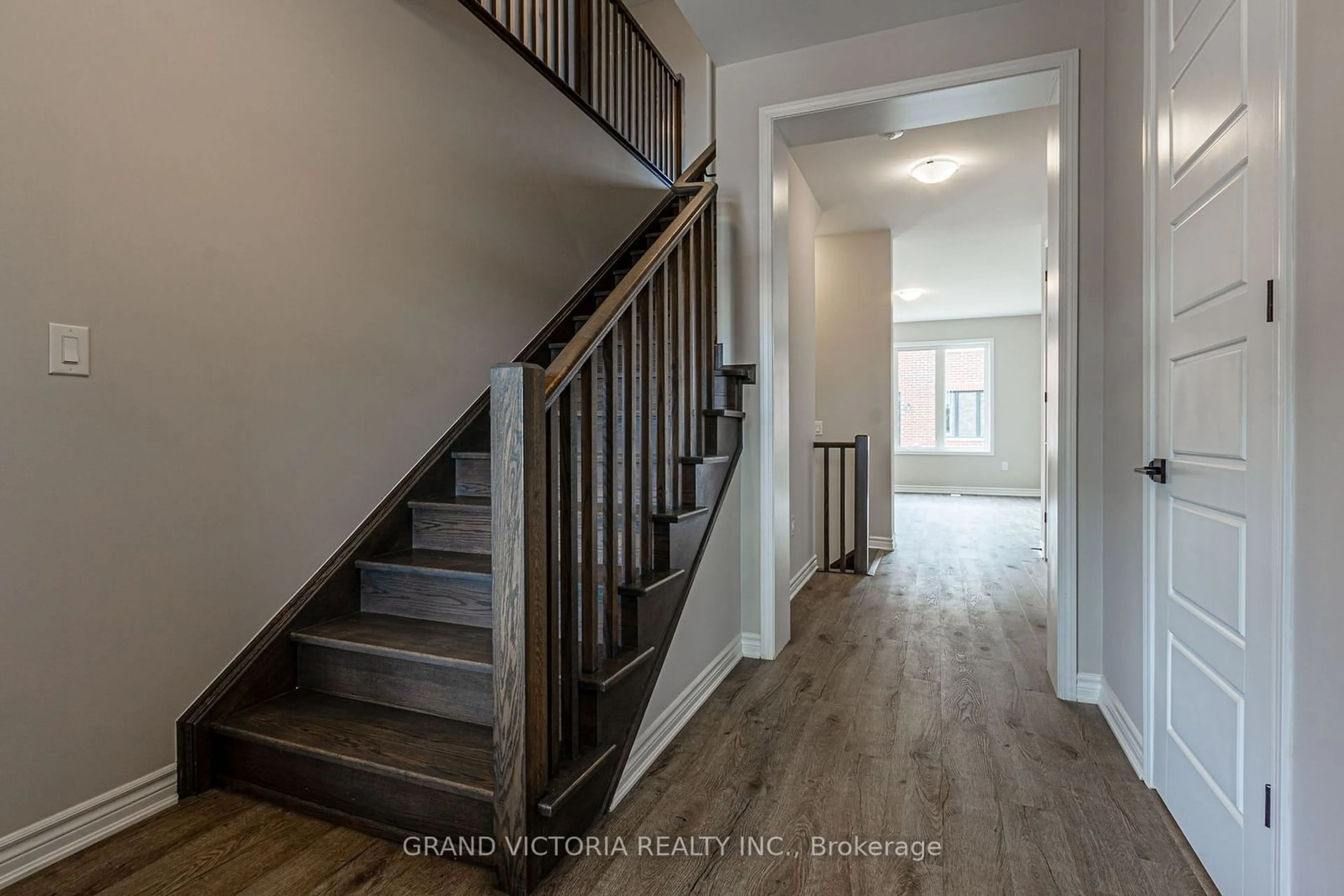 Indoor entryway for 1677 Sauble Crt, Milton Ontario L9E 1Y6