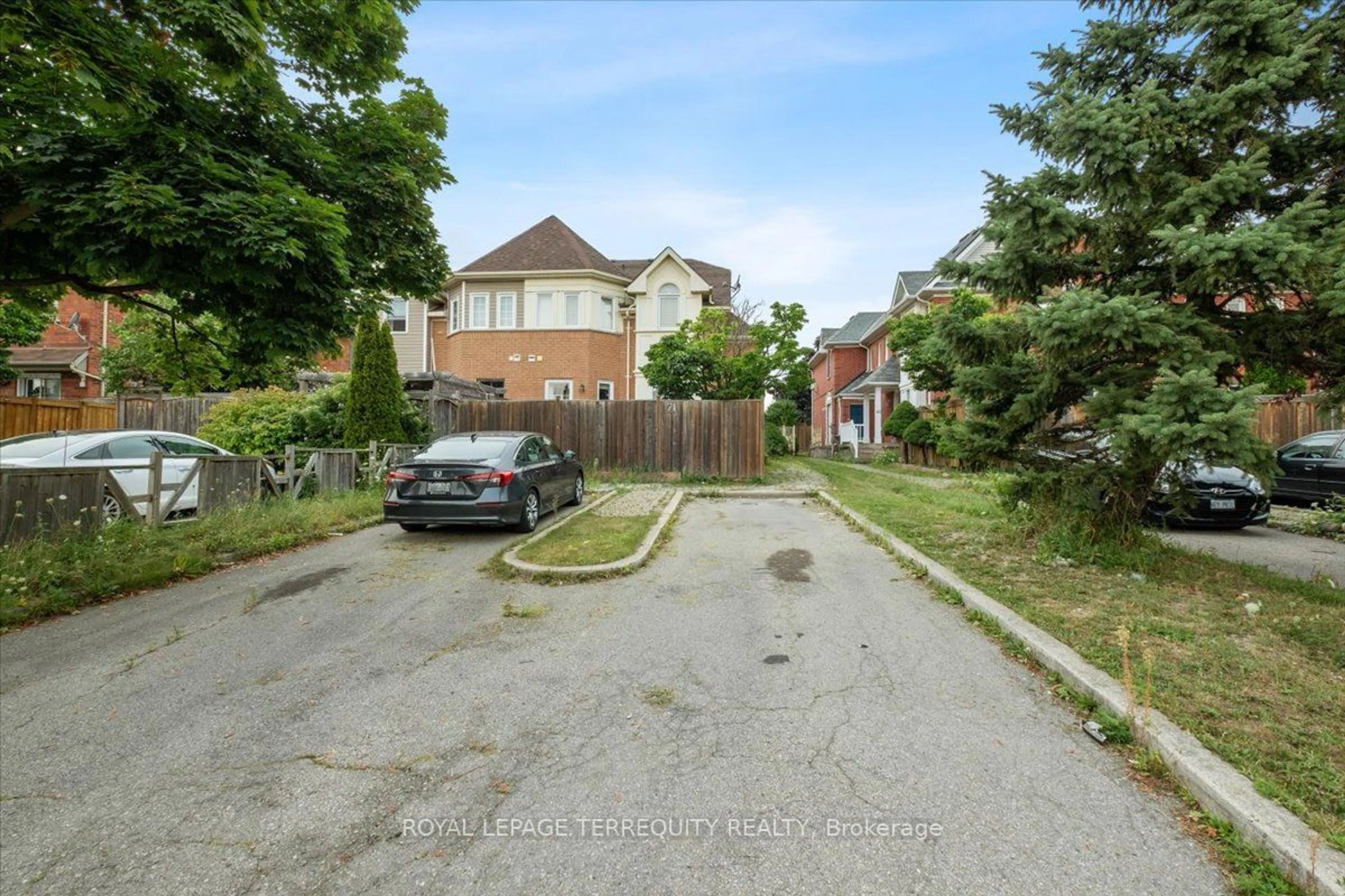 A pic from outside/outdoor area/front of a property/back of a property/a pic from drone, street for 69 Shady Pine Circ, Brampton Ontario L6R 1K3