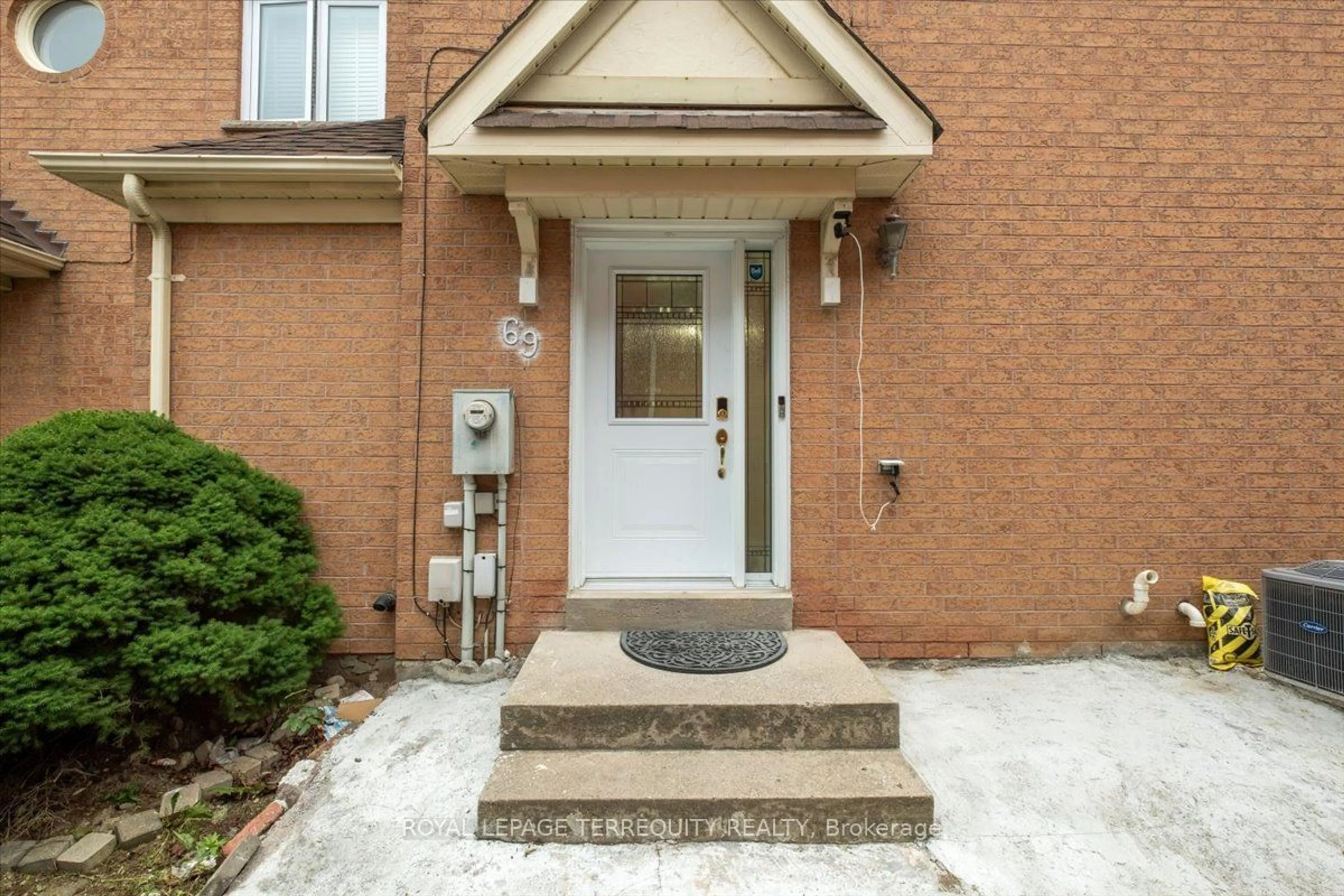 Indoor entryway for 69 Shady Pine Circ, Brampton Ontario L6R 1K3