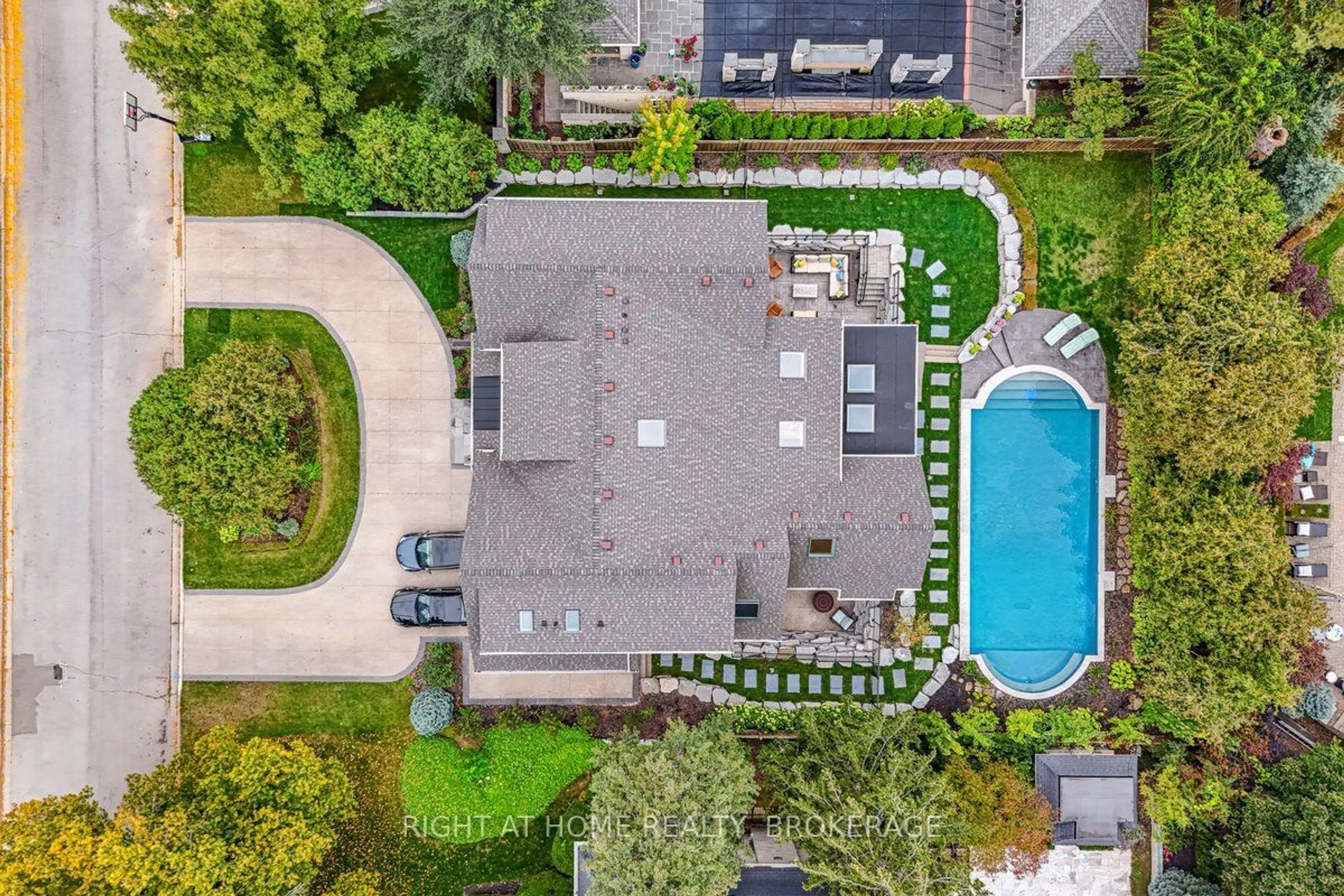 A pic from outside/outdoor area/front of a property/back of a property/a pic from drone, street for 1231 Crawford Crt, Oakville Ontario L6J 1Z2