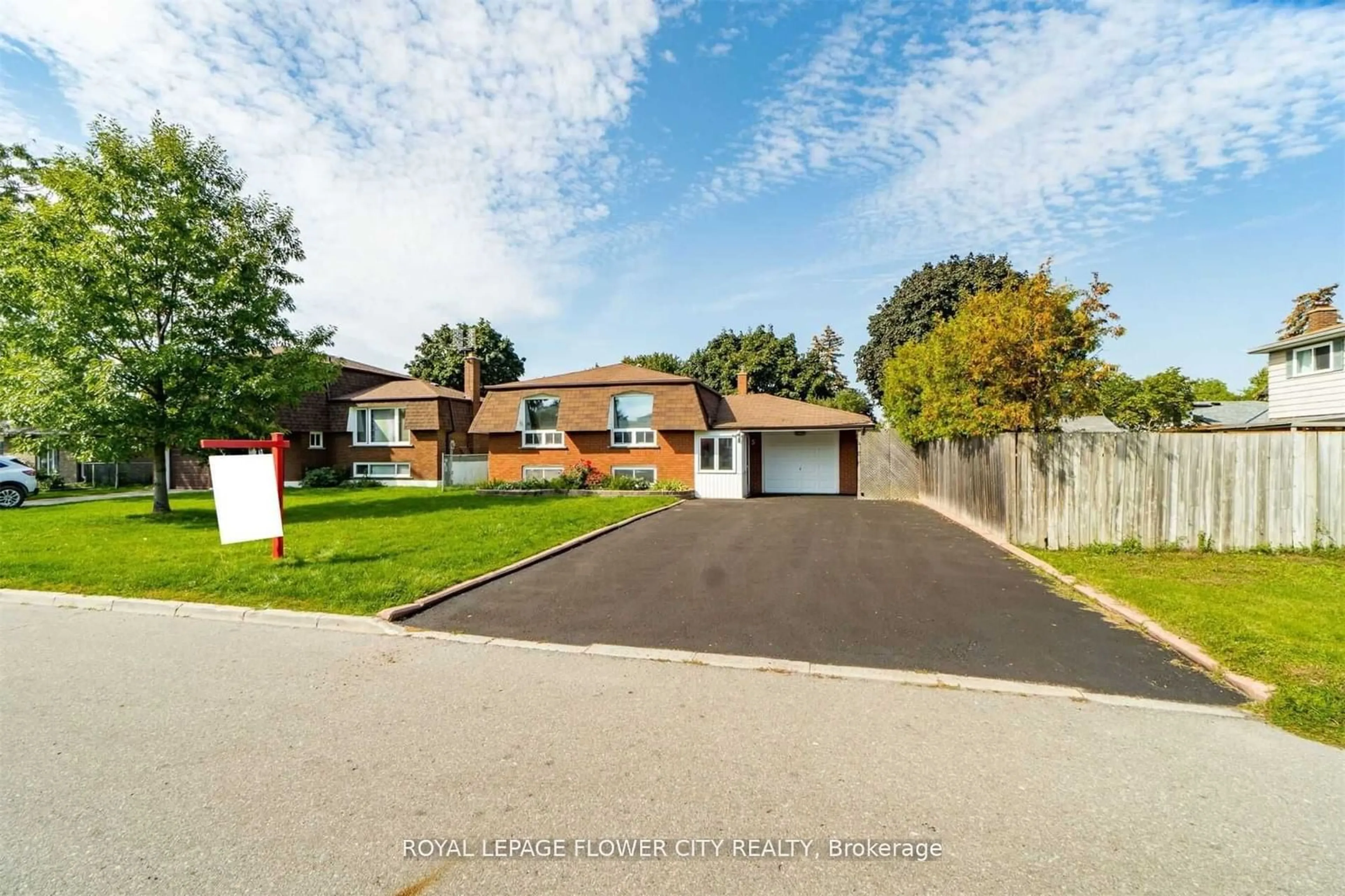 A pic from outside/outdoor area/front of a property/back of a property/a pic from drone, street for 5 Grassmere Cres, Brampton Ontario L6S 1C9