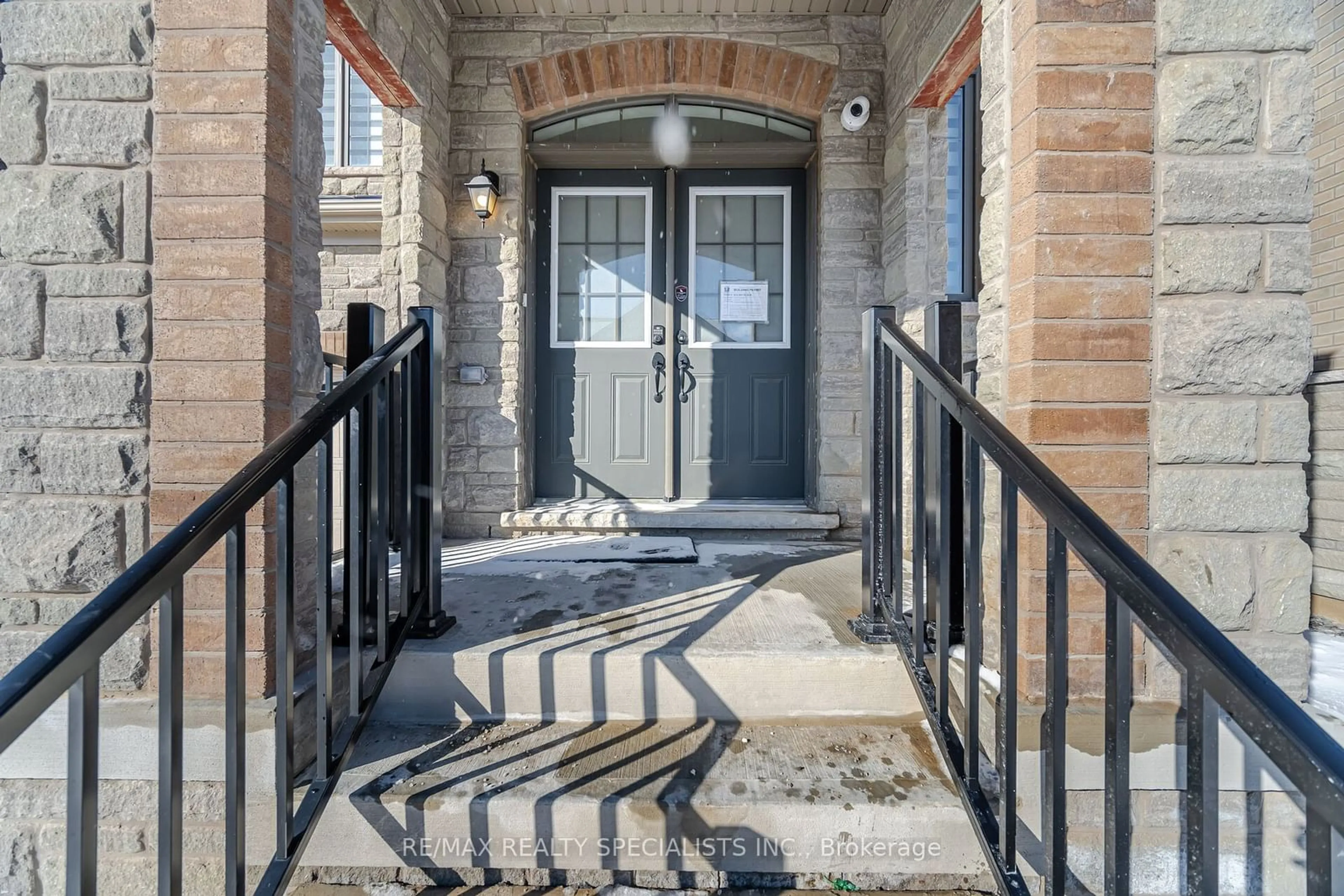 Indoor entryway for 18 Eastman Dr, Brampton Ontario L6X 5S6