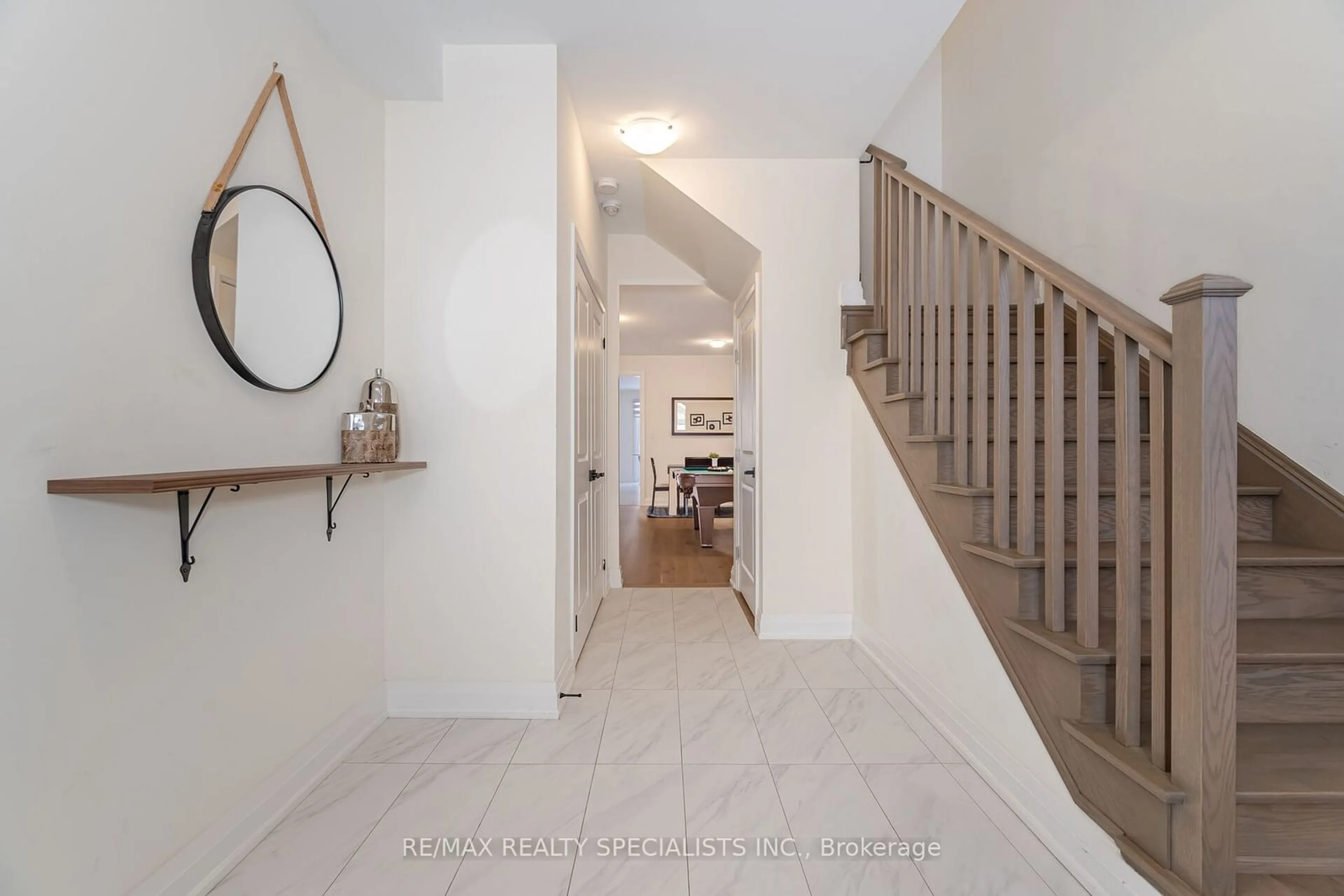 Indoor entryway for 18 Eastman Dr, Brampton Ontario L6X 5S6