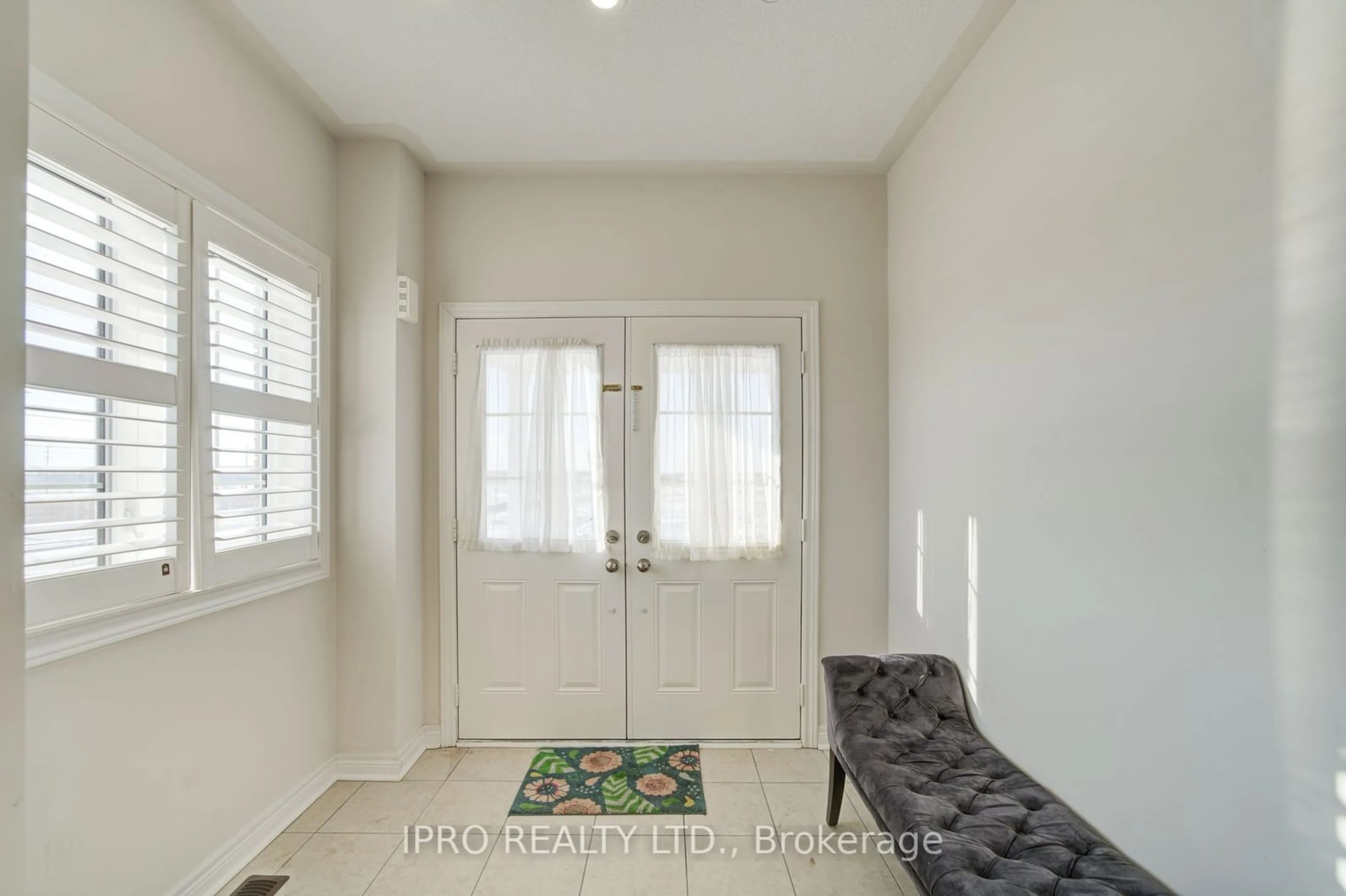 Indoor entryway for 566 Bessborough Dr, Milton Ontario L9T 7V2