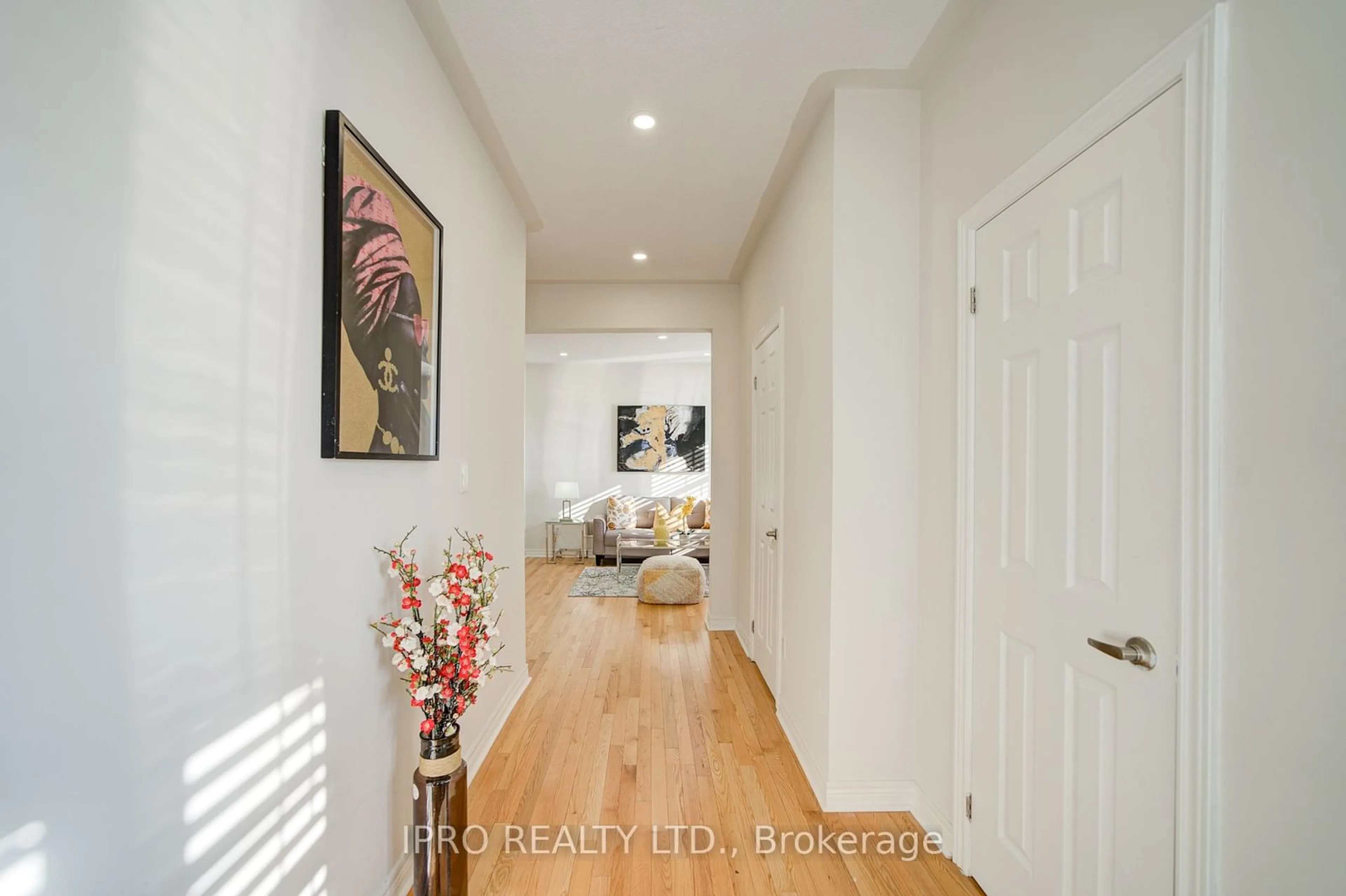 Indoor entryway for 566 Bessborough Dr, Milton Ontario L9T 7V2