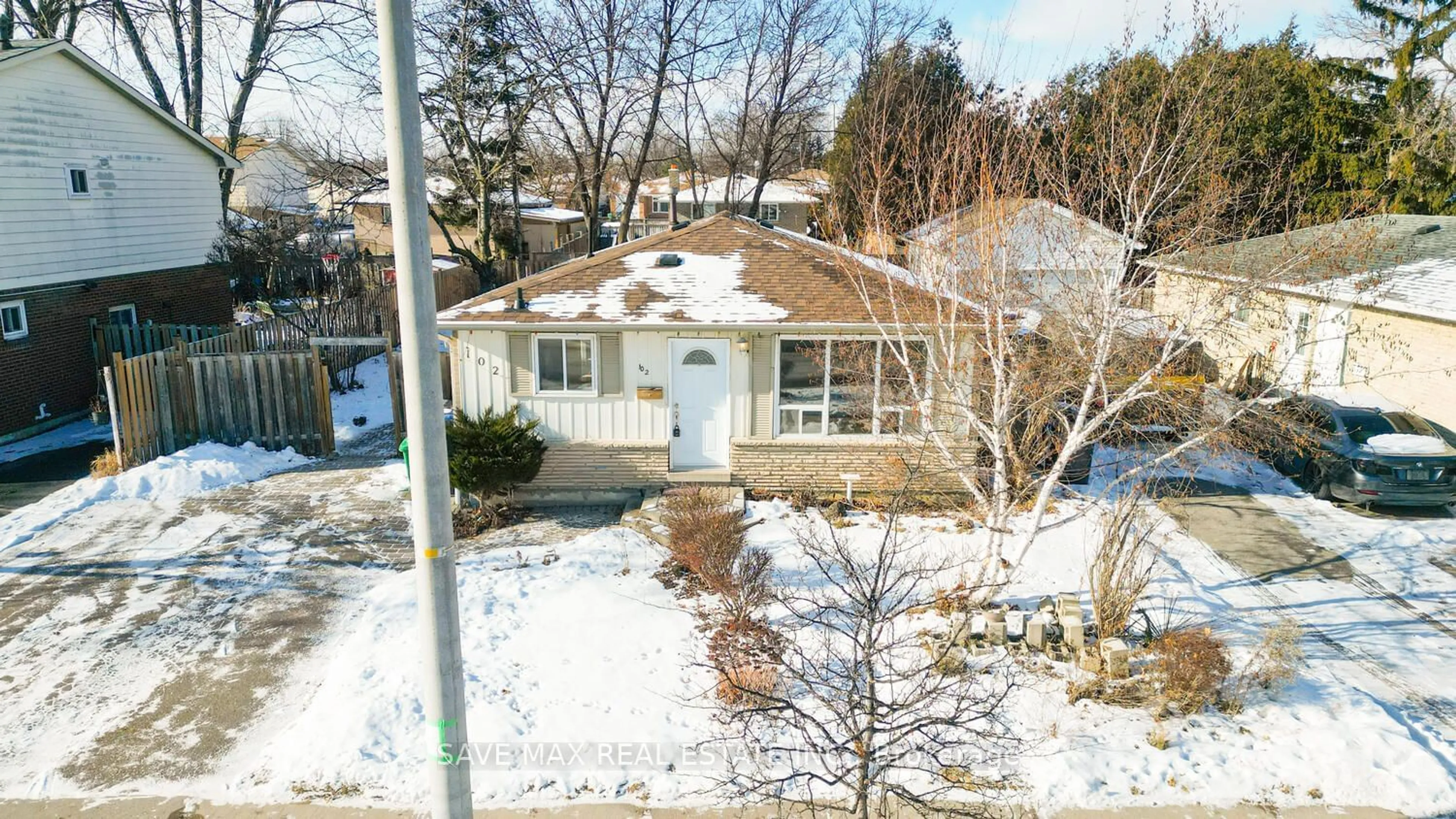 A pic from outside/outdoor area/front of a property/back of a property/a pic from drone, street for 102 SUTHERLAND Ave, Brampton Ontario L6V 2H7