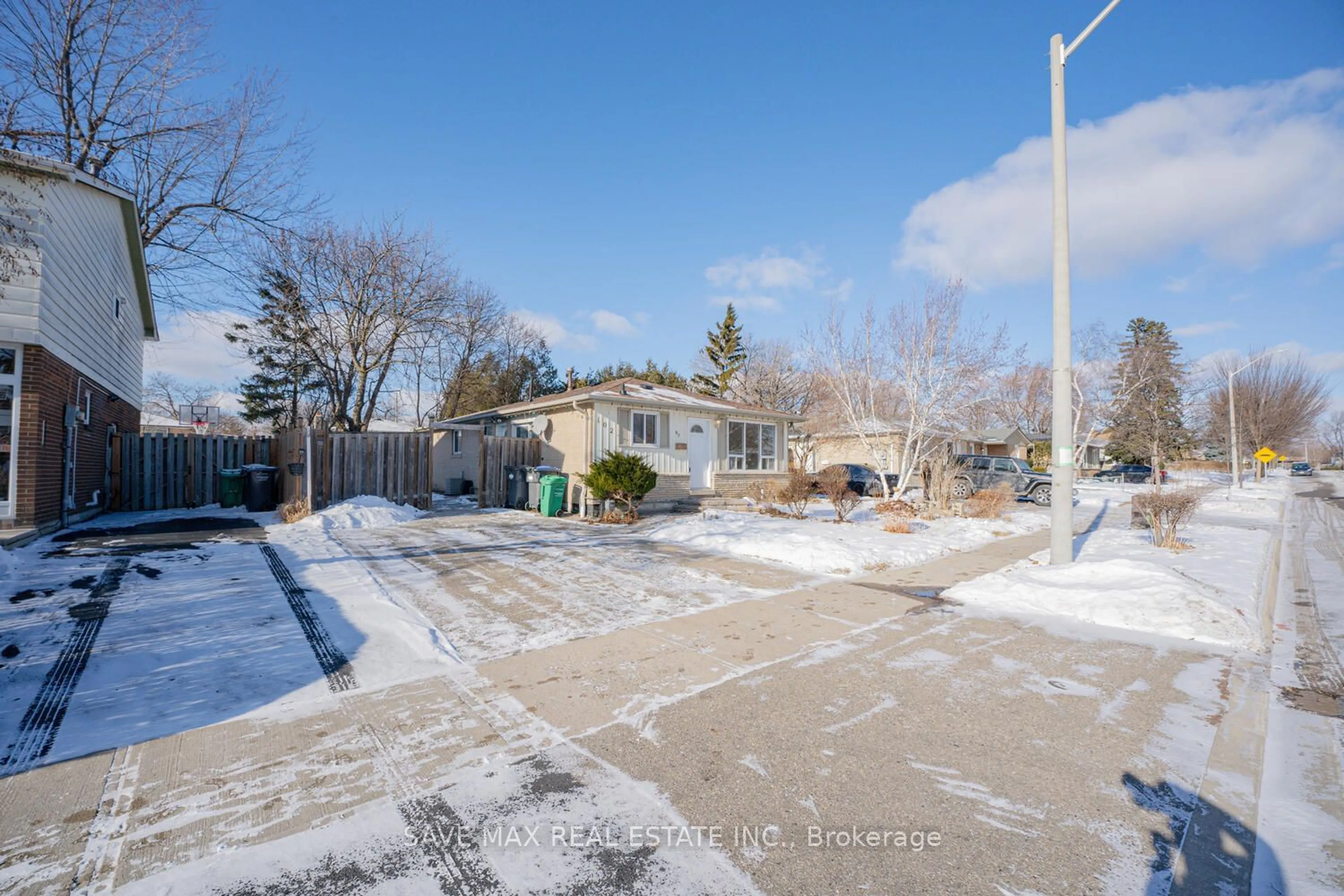 A pic from outside/outdoor area/front of a property/back of a property/a pic from drone, street for 102 SUTHERLAND Ave, Brampton Ontario L6V 2H7