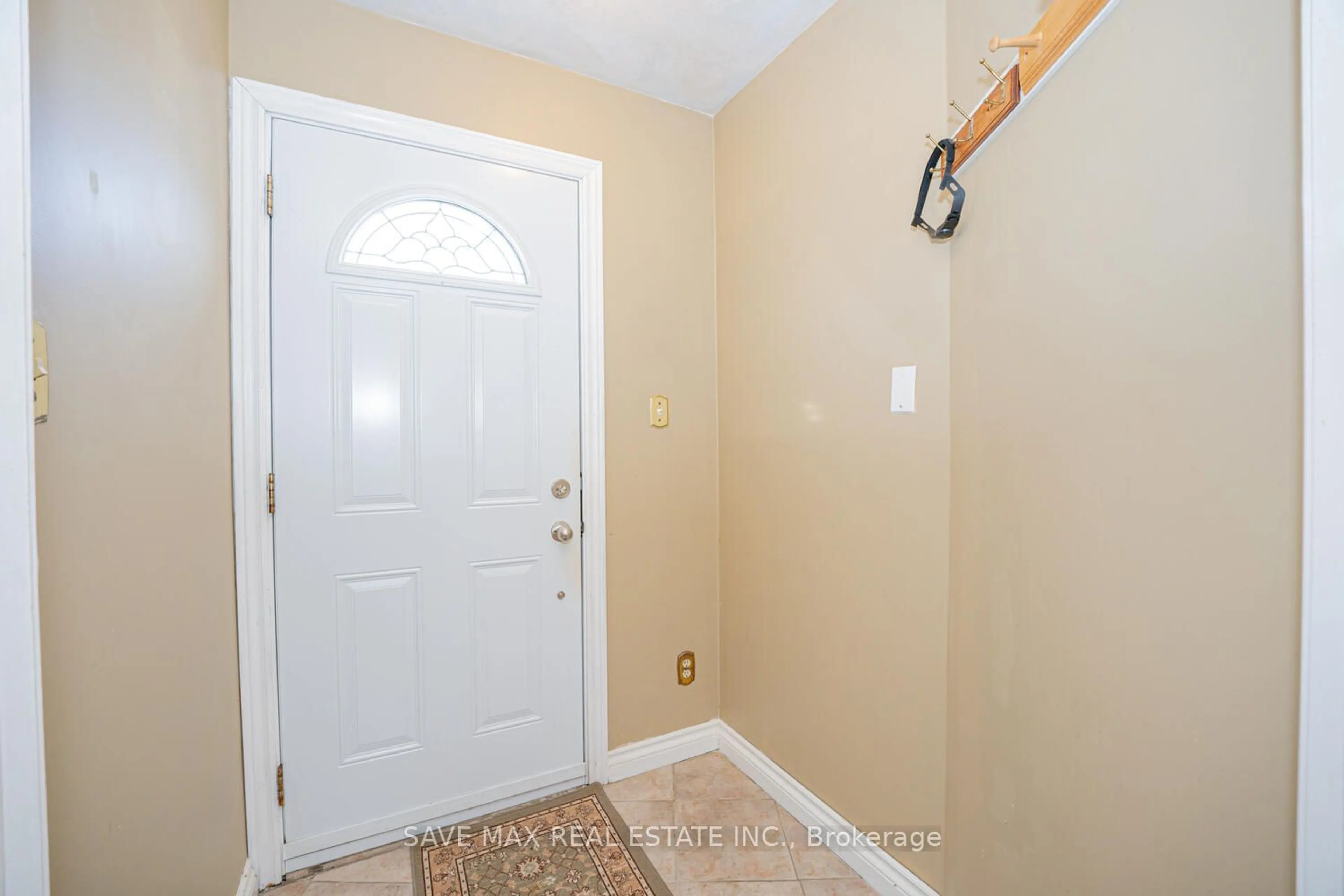 Indoor entryway for 102 SUTHERLAND Ave, Brampton Ontario L6V 2H7