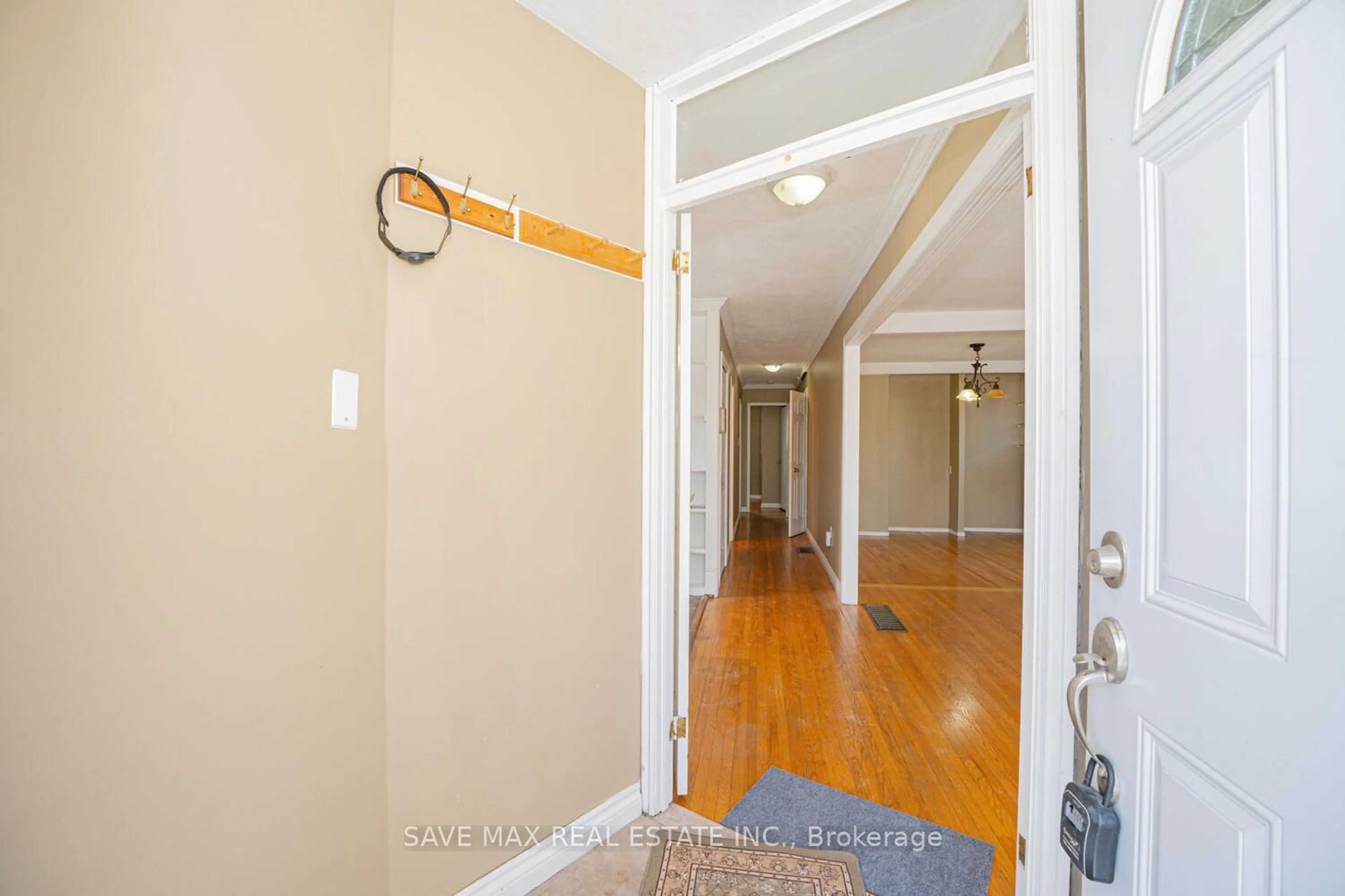 Indoor entryway for 102 SUTHERLAND Ave, Brampton Ontario L6V 2H7