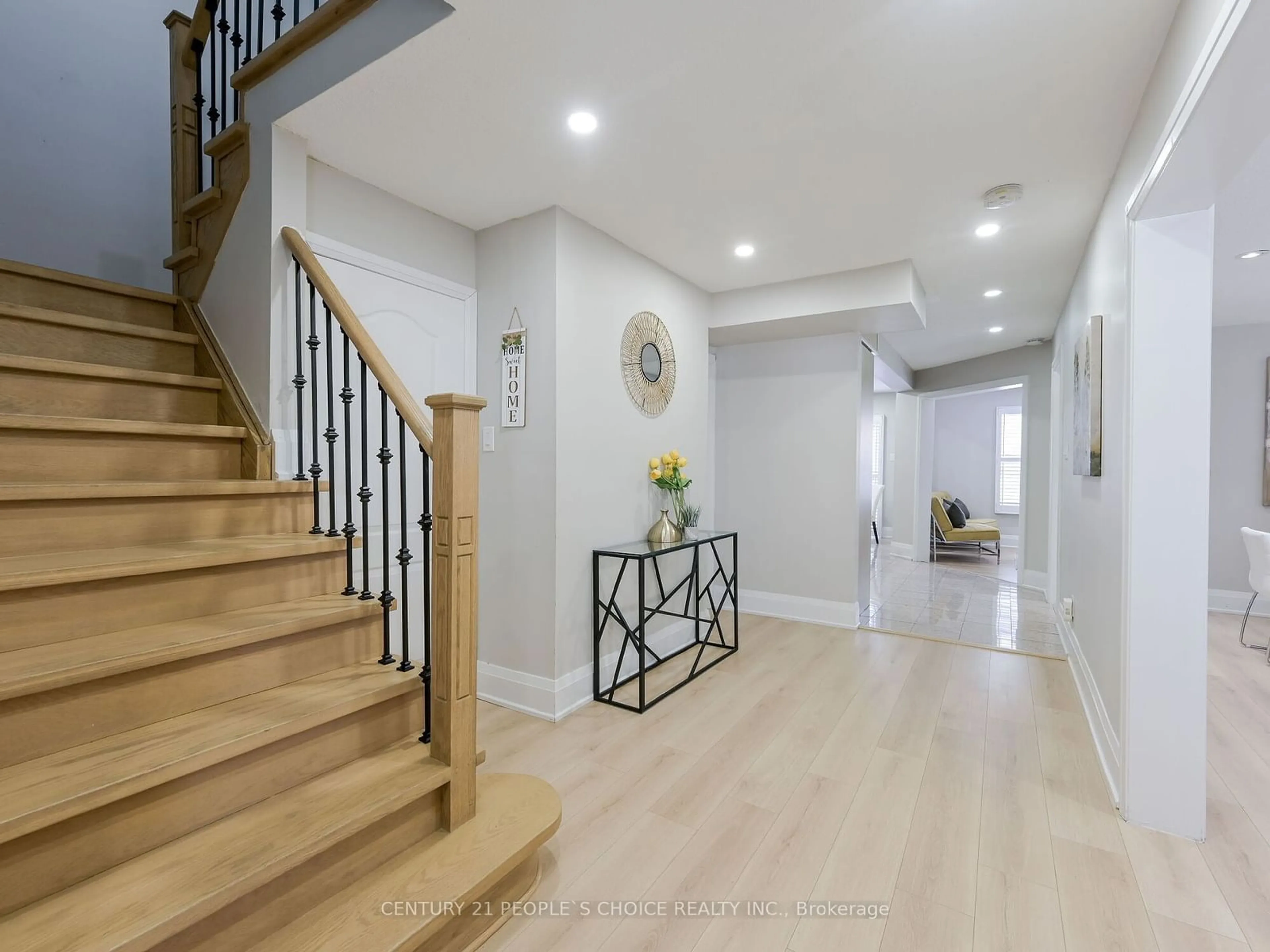 Indoor entryway for 317 Macedonia Cres, Mississauga Ontario L5B 3J7