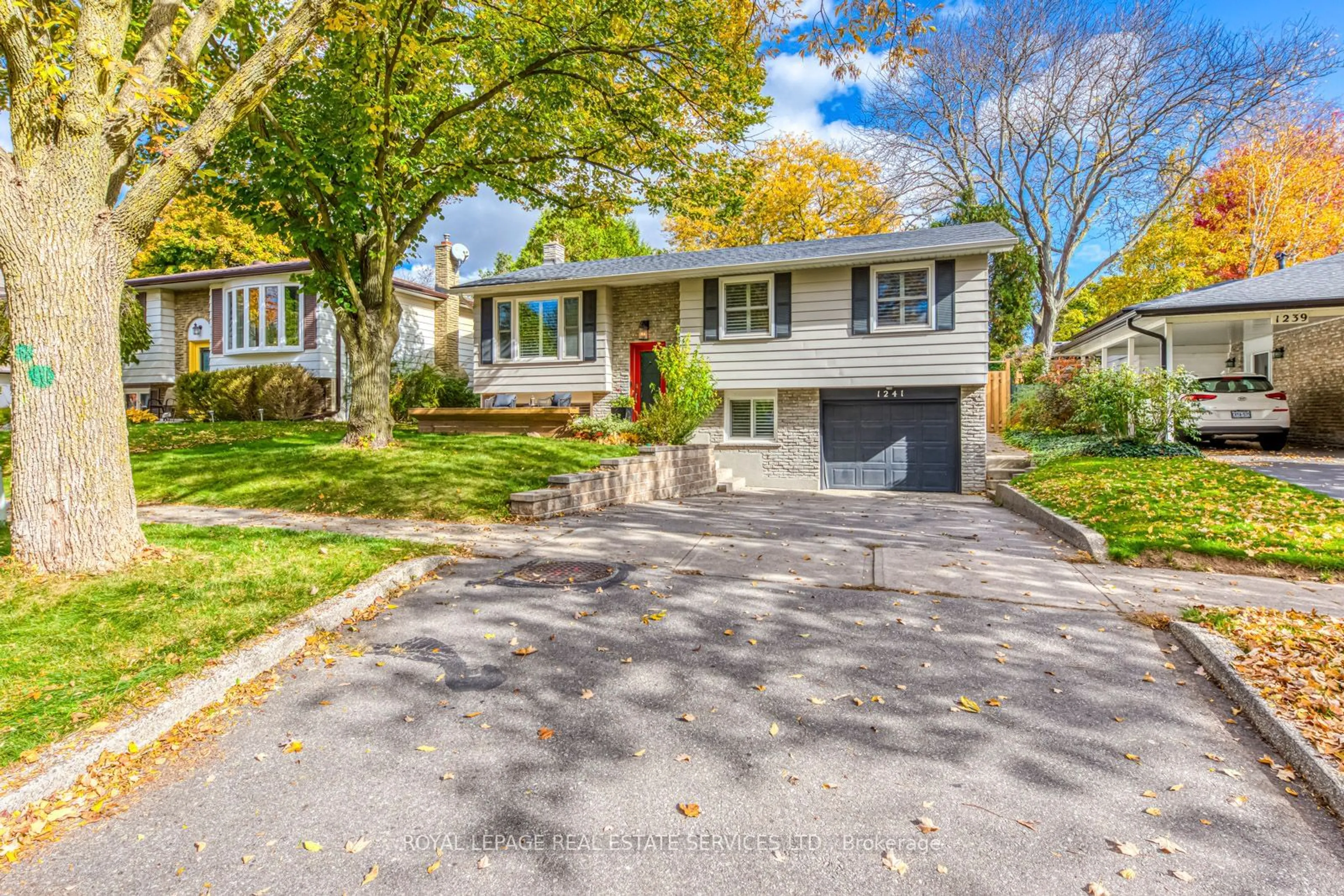 Home with vinyl exterior material, street for 1241 Richards Cres, Oakville Ontario L6H 1R5