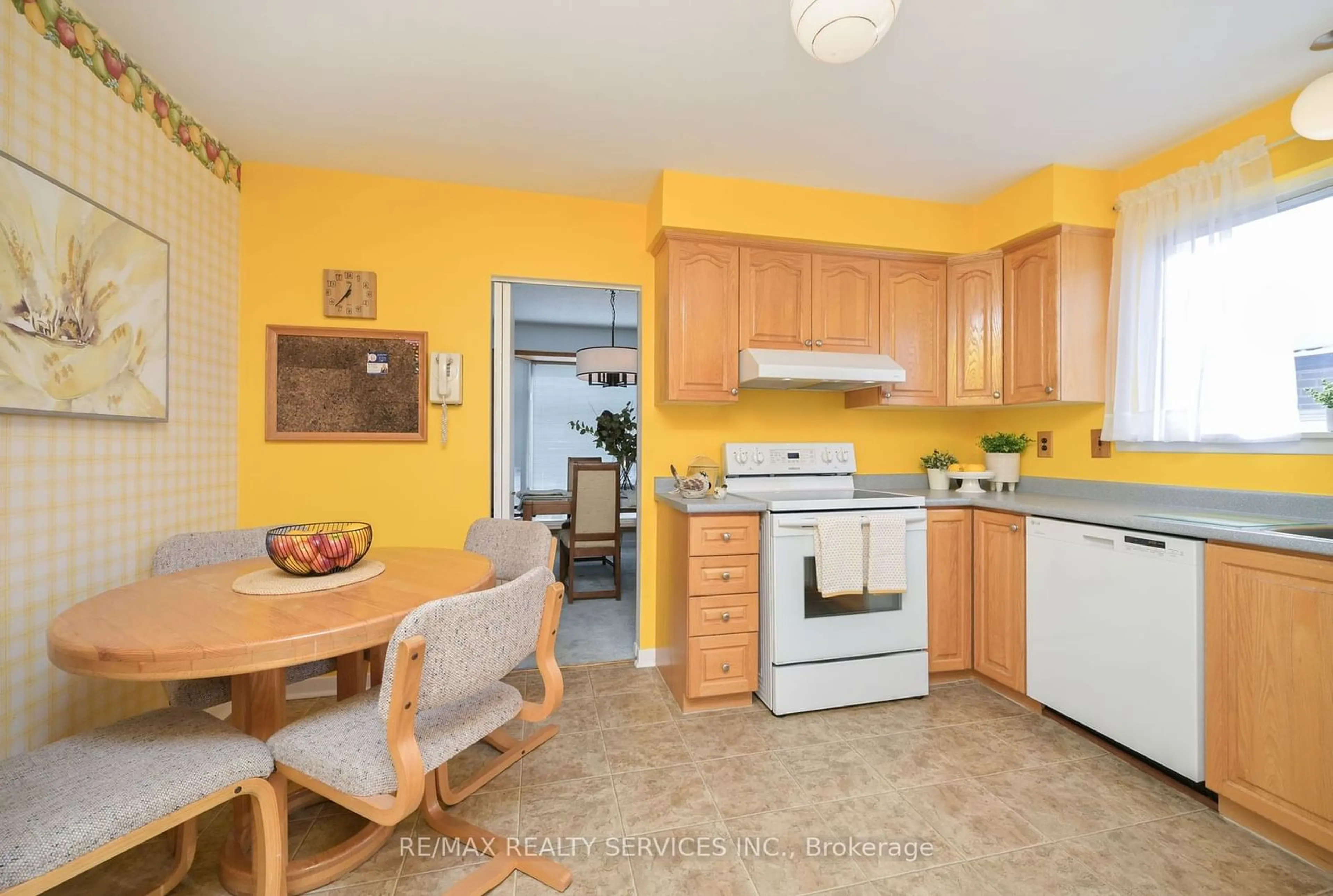 Standard kitchen, ceramic/tile floor for 47 Durham Cres, Brampton Ontario L6T 2X7