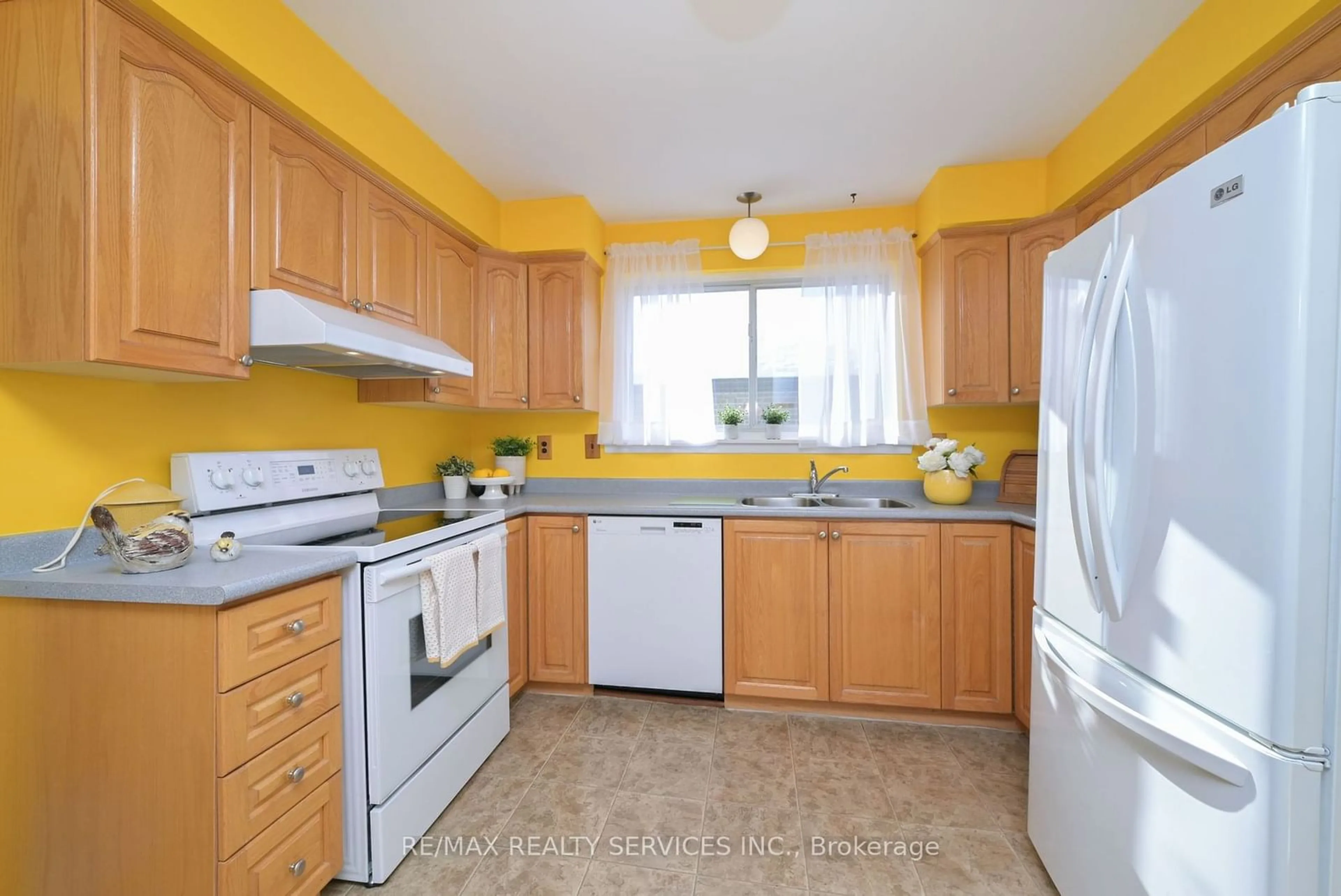 Standard kitchen, unknown for 47 Durham Cres, Brampton Ontario L6T 2X7