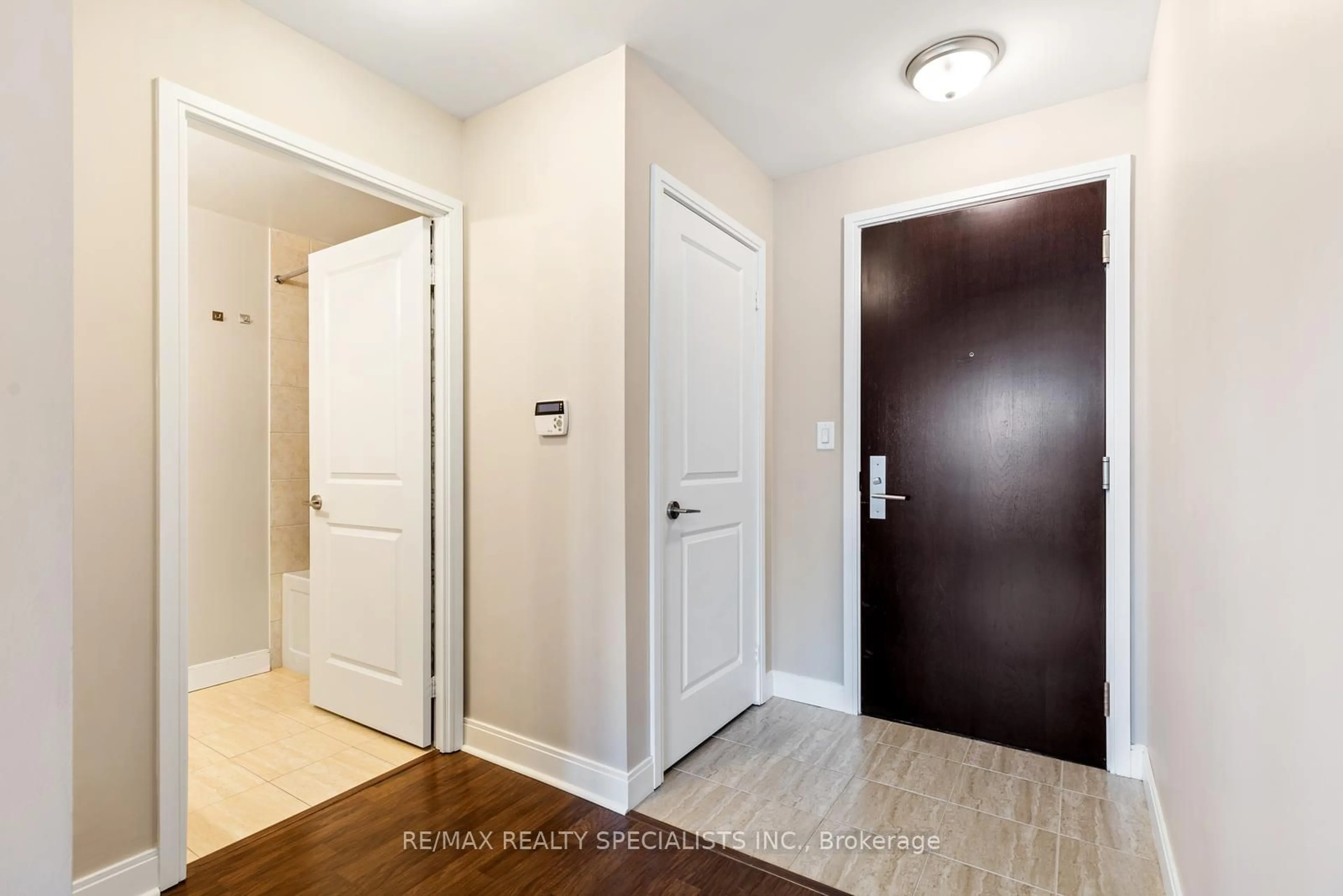 Indoor entryway for 50 Absolute Ave #909, Mississauga Ontario L4Z 0A8