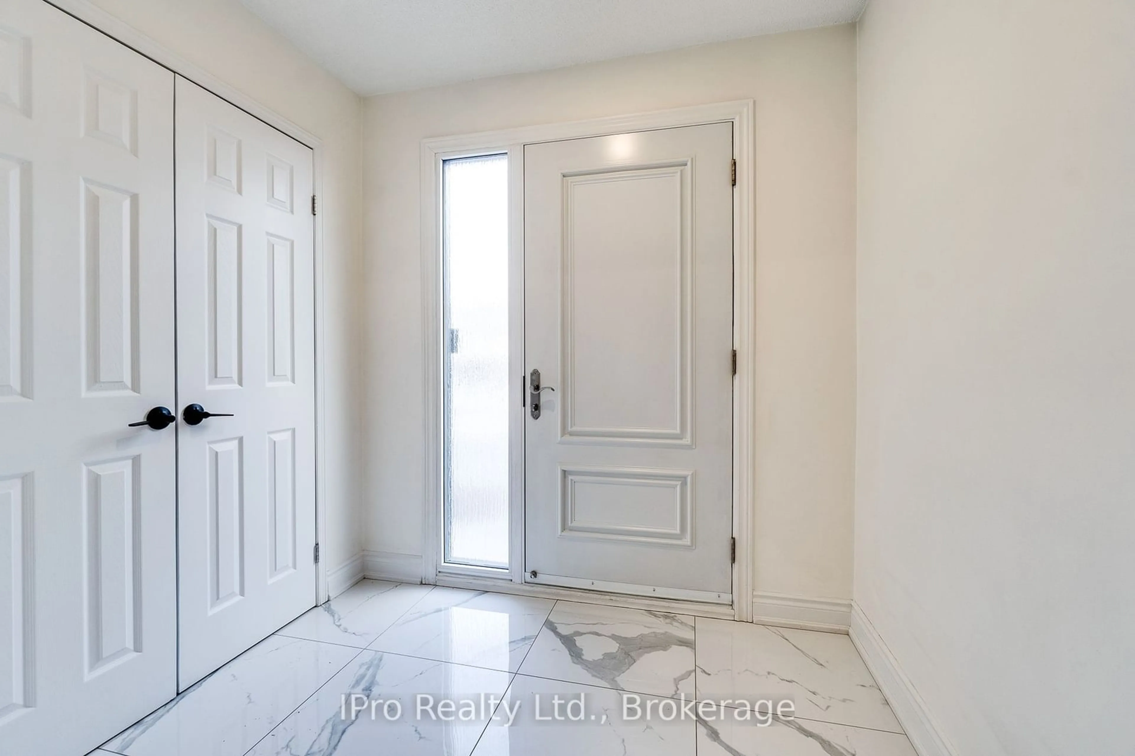 Indoor entryway for 2237 Shipwright Rd, Oakville Ontario L6M 3E2