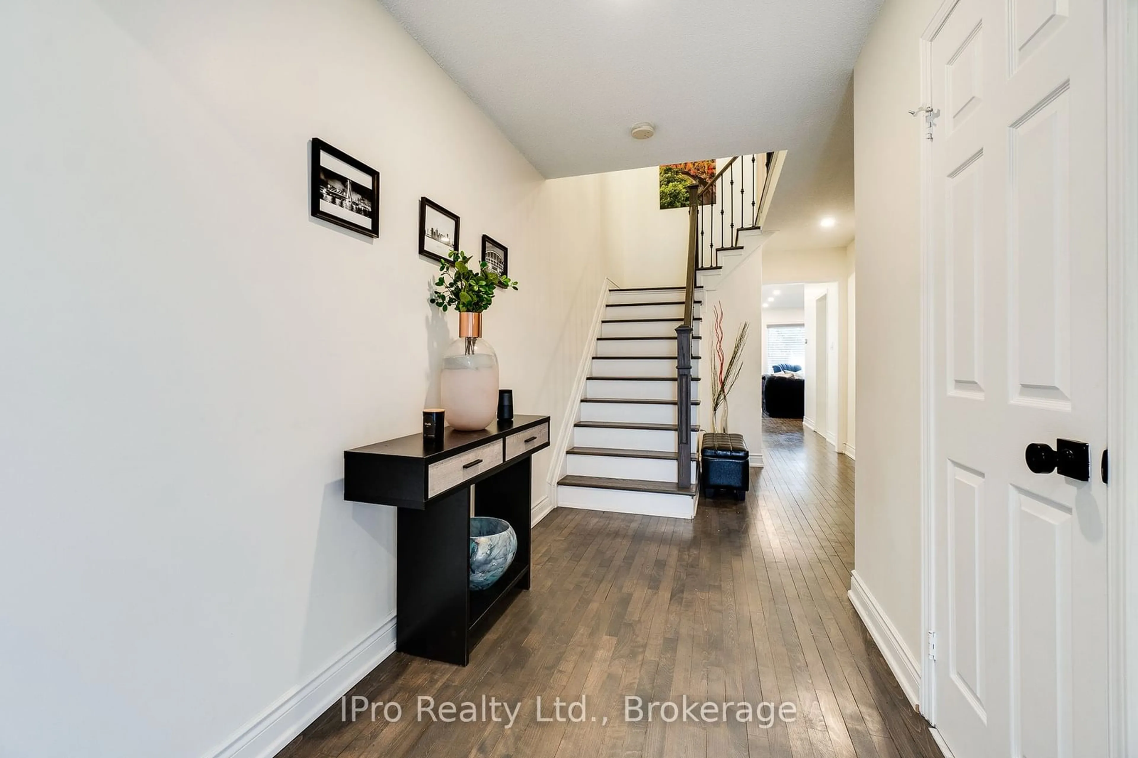 Indoor entryway for 2237 Shipwright Rd, Oakville Ontario L6M 3E2