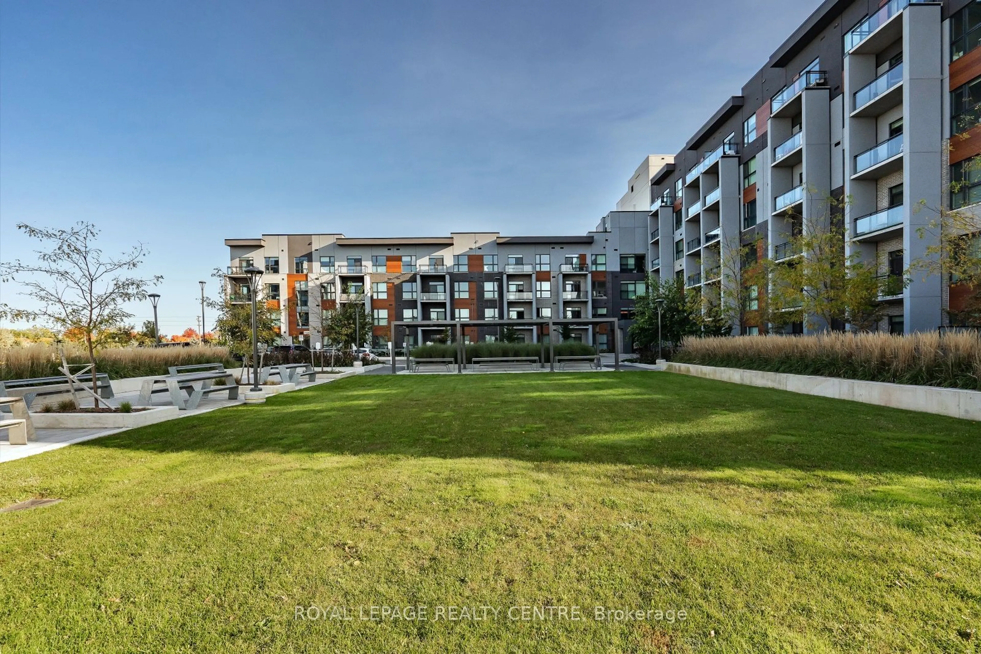 A pic from outside/outdoor area/front of a property/back of a property/a pic from drone, water/lake/river/ocean view for 95 Dundas St #612, Oakville Ontario L6M 5N4