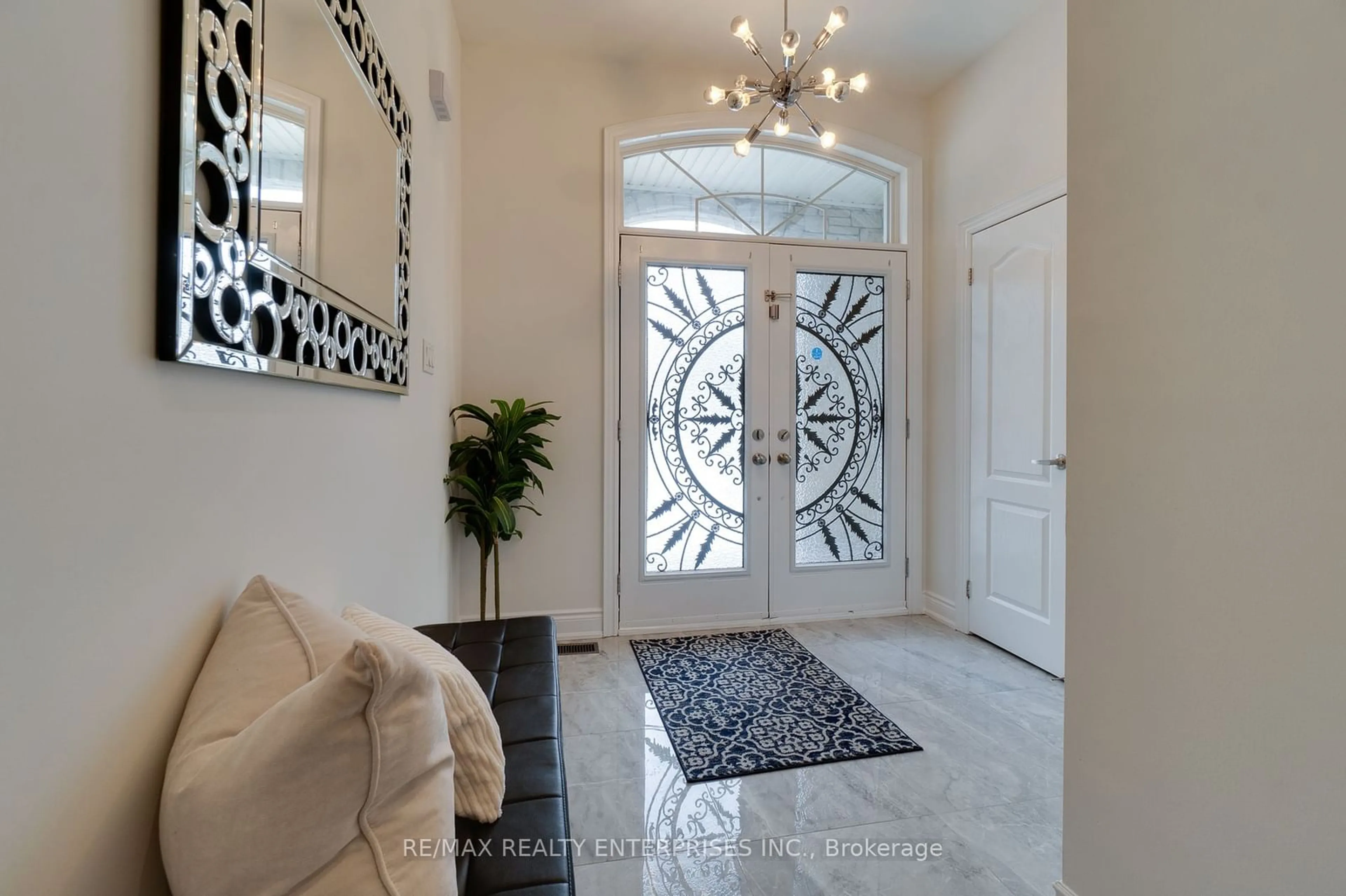 Indoor entryway for 2451 Pine Glen Rd, Oakville Ontario L6M 0R6