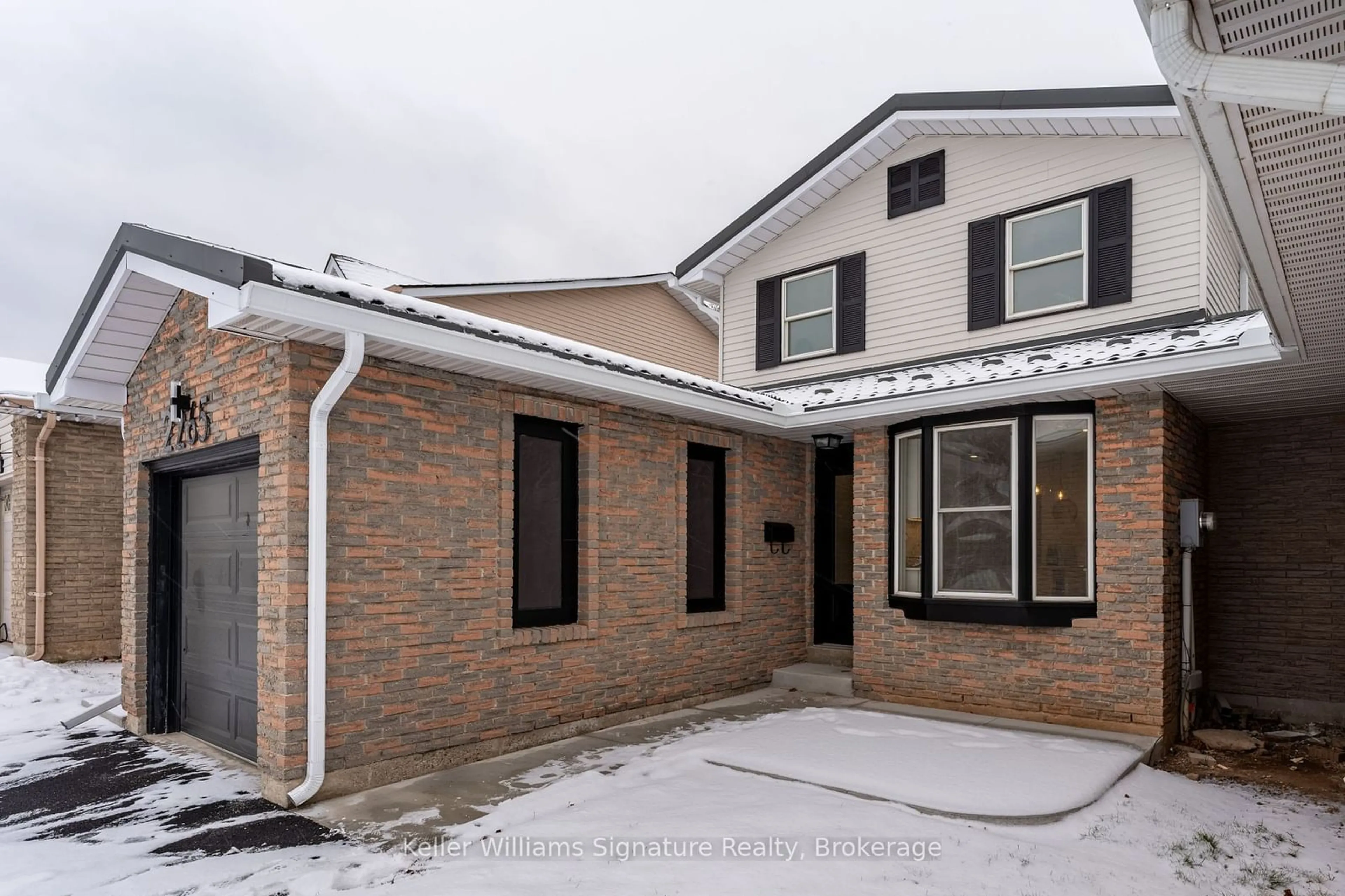 Home with brick exterior material, street for 2265 Middlesmoor Cres, Burlington Ontario L7P 3X2