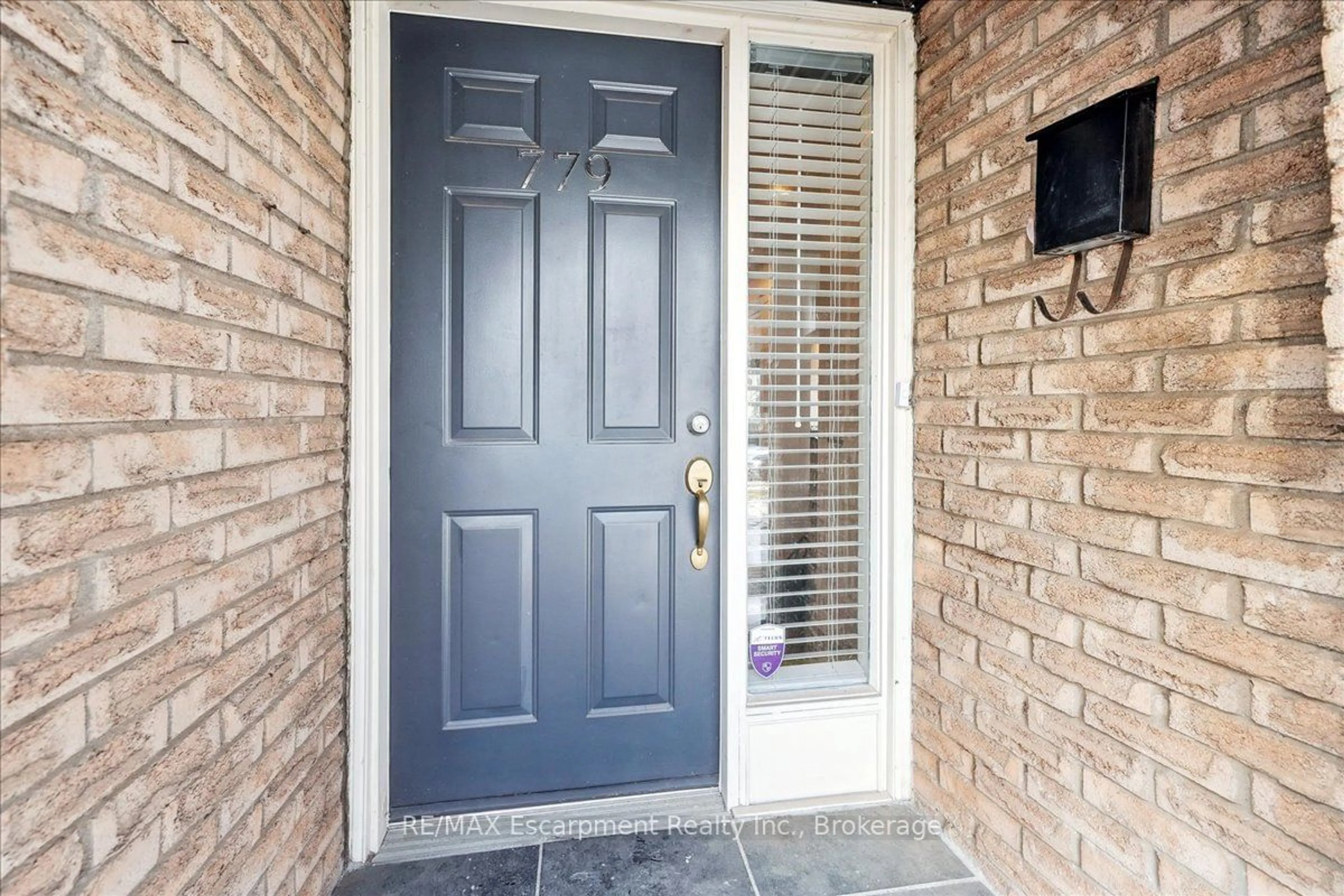 Indoor entryway for 779 Hyde Rd, Burlington Ontario L7S 1S6