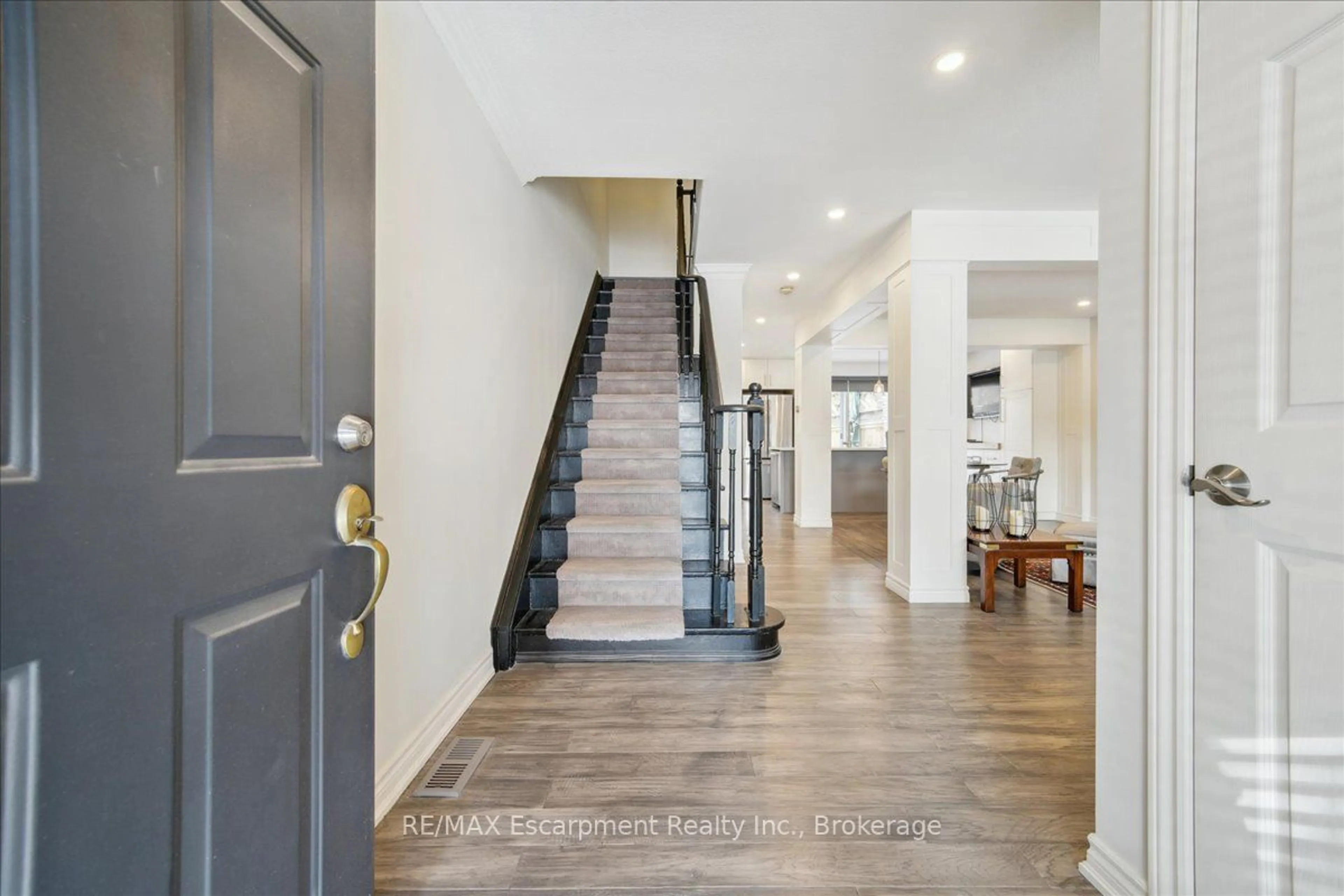 Indoor entryway for 779 Hyde Rd, Burlington Ontario L7S 1S6