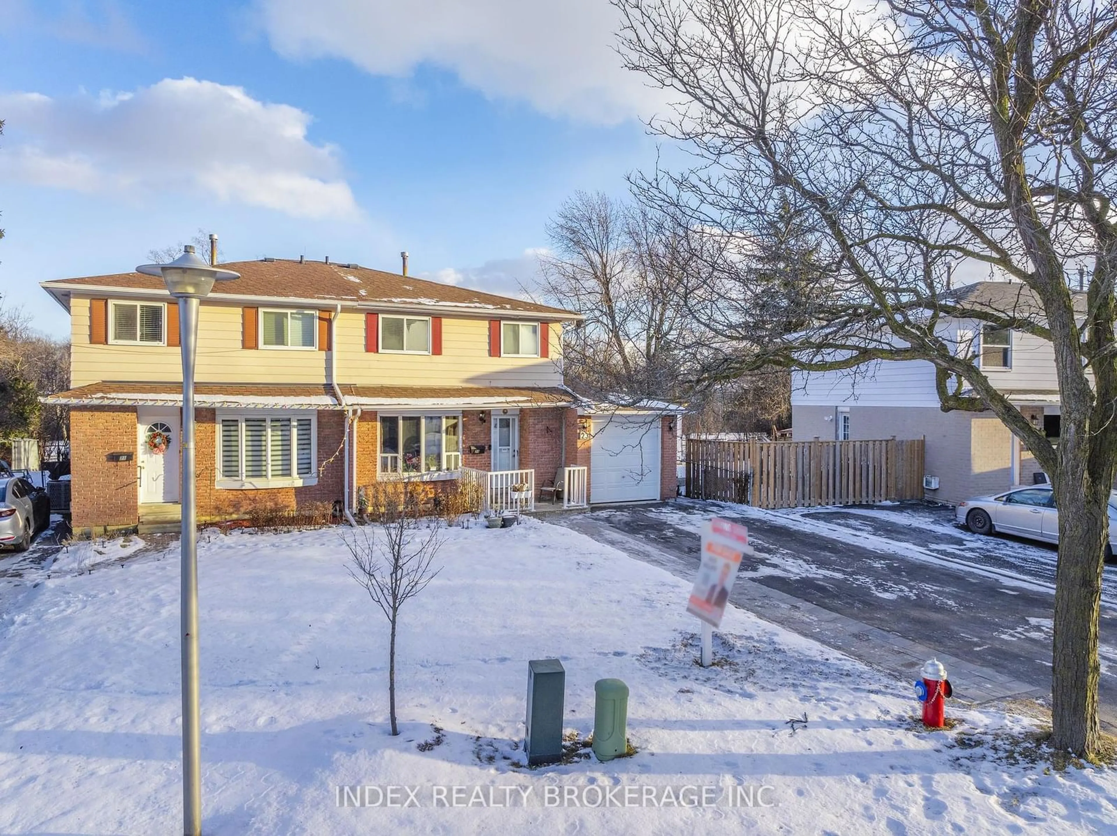 A pic from outside/outdoor area/front of a property/back of a property/a pic from drone, street for 23 Mandarin Cres, Brampton Ontario L6S 2S2