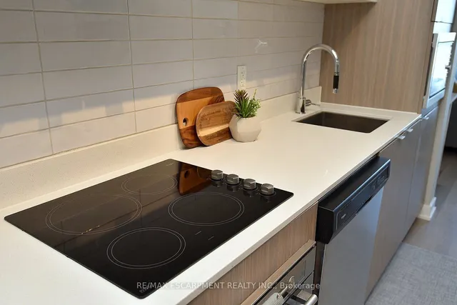 Additional property image - 5220 Dundas St Unit D509