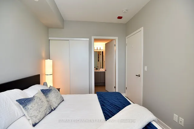 Additional property image - 5220 Dundas St Unit D509