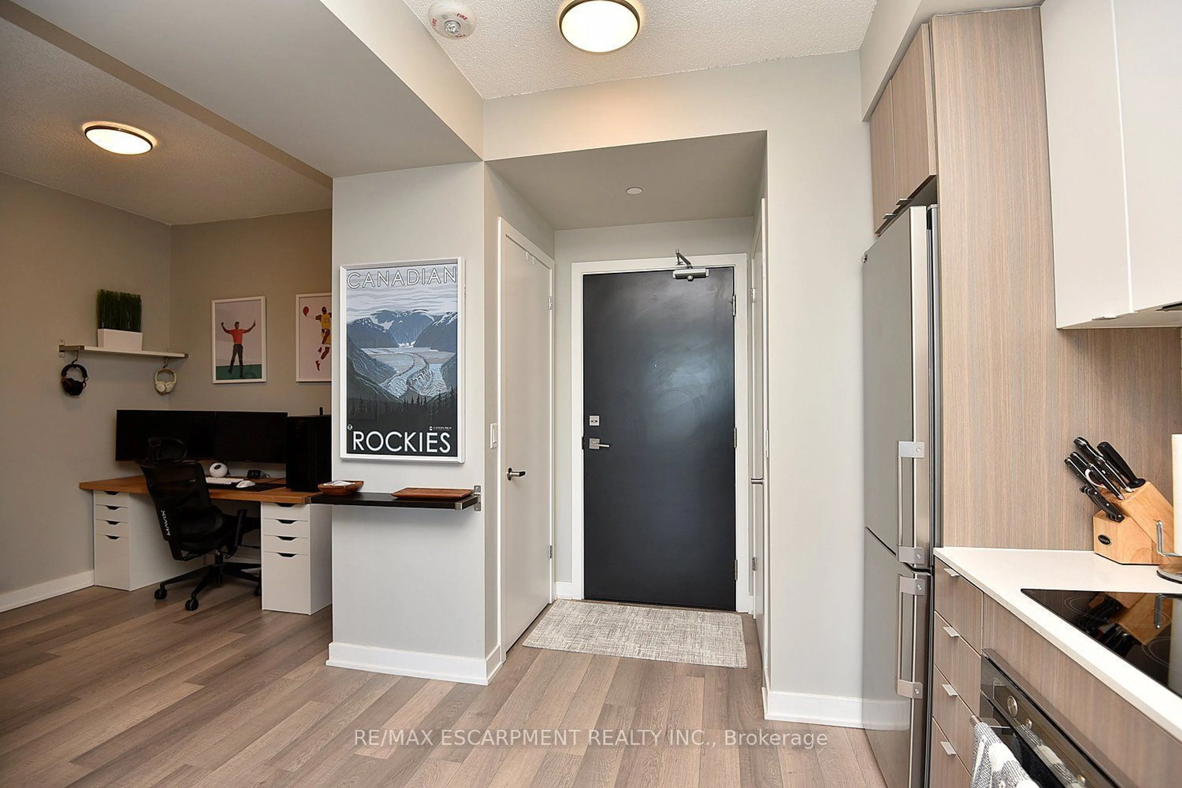 Indoor entryway for 5220 Dundas St #D509, Burlington Ontario L7L 0J4