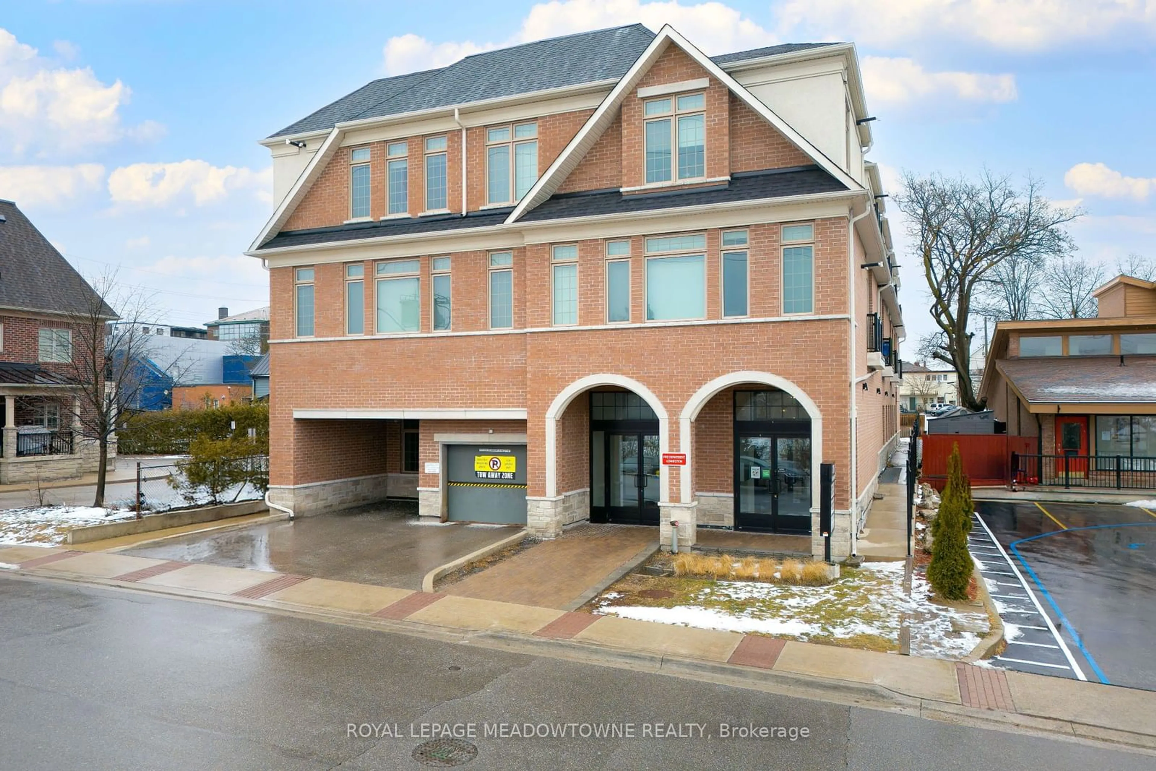 Home with brick exterior material, building for 215 Broadway St #207, Mississauga Ontario L5M 1J1