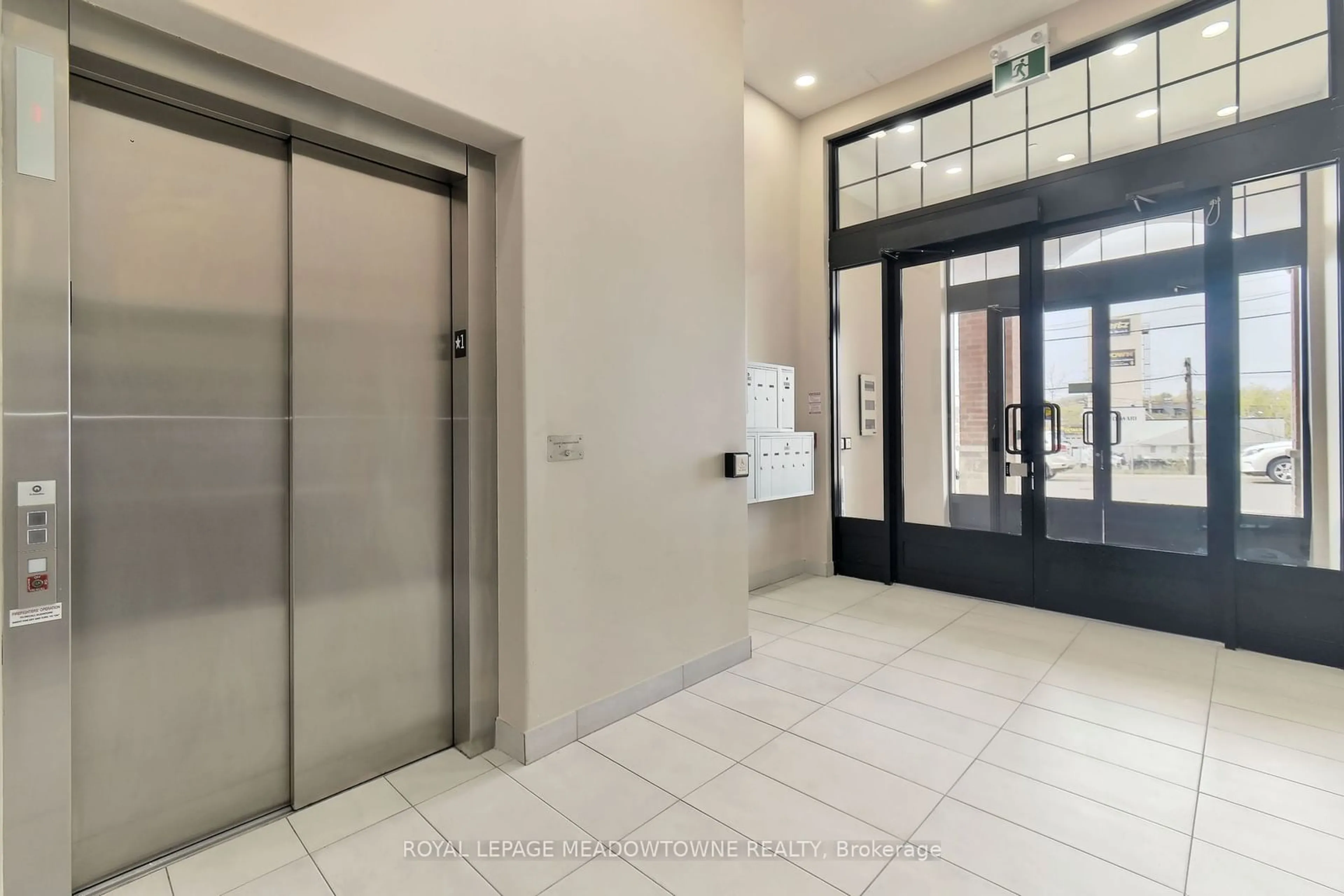 Indoor foyer for 215 Broadway St #207, Mississauga Ontario L5M 1J1