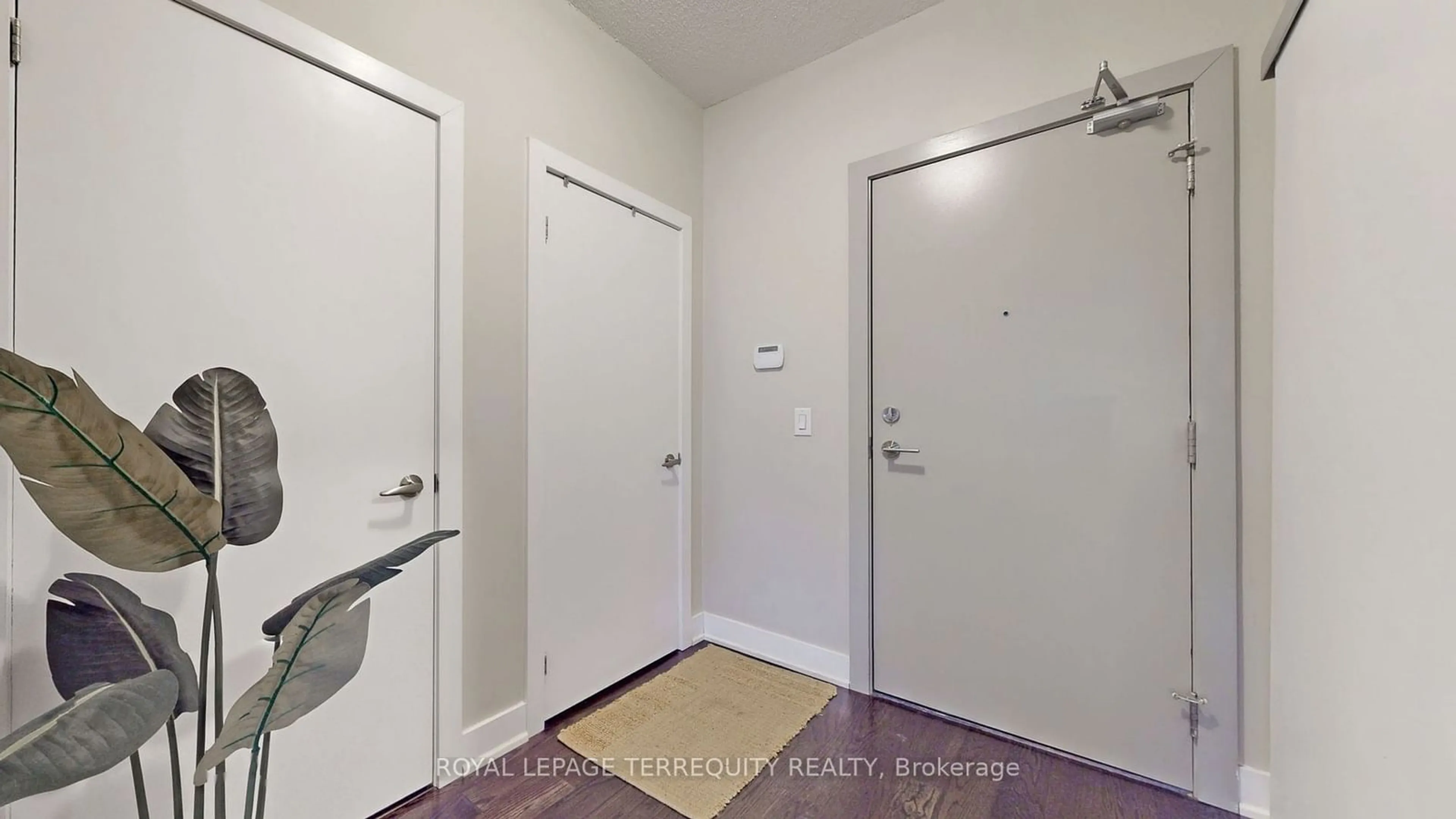 Indoor entryway for 1638 Bloor St #204, Toronto Ontario M6P 0A6