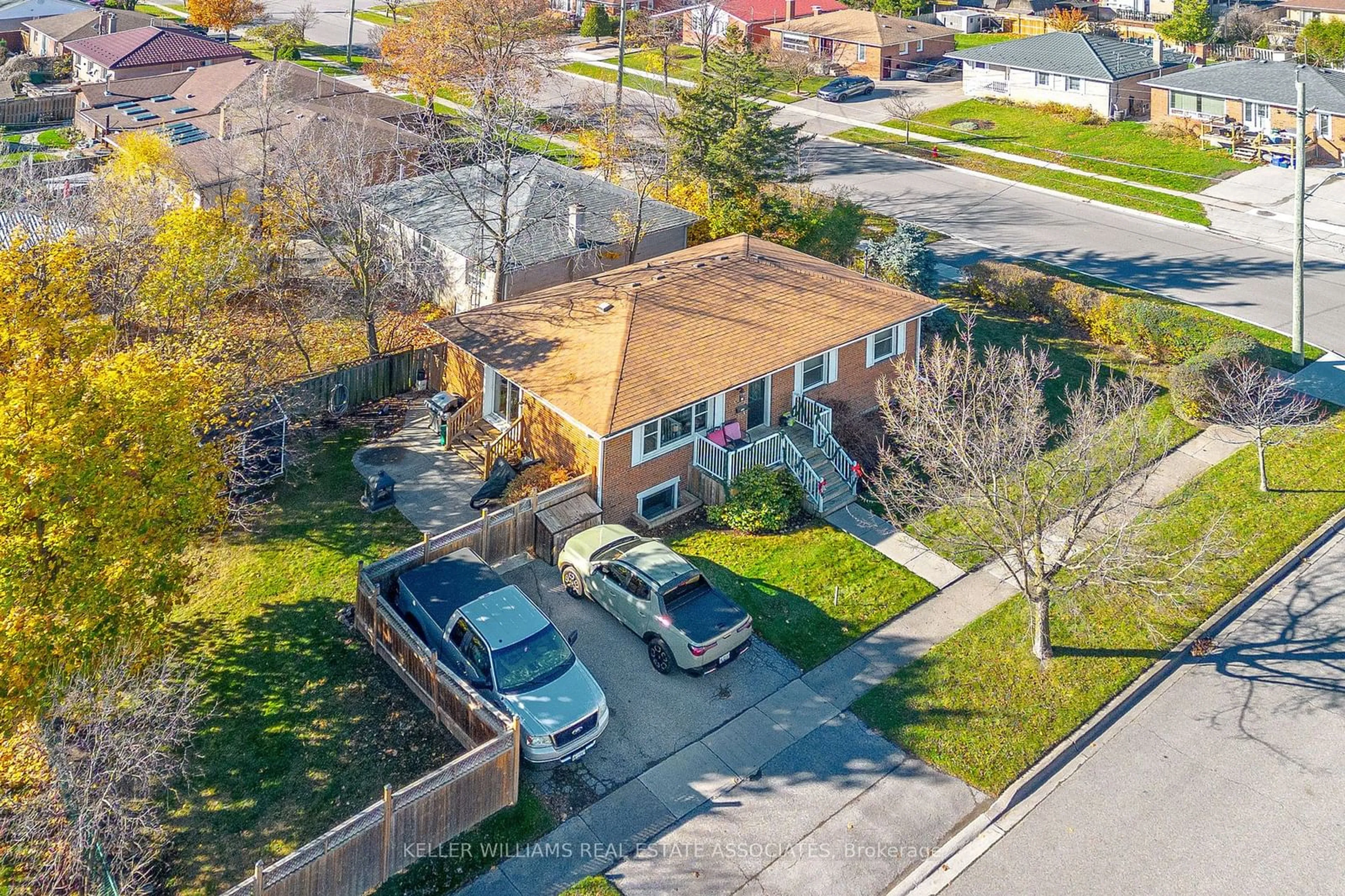 A pic from outside/outdoor area/front of a property/back of a property/a pic from drone, street for 2 Gray Gate, Halton Hills Ontario L7G 3W3