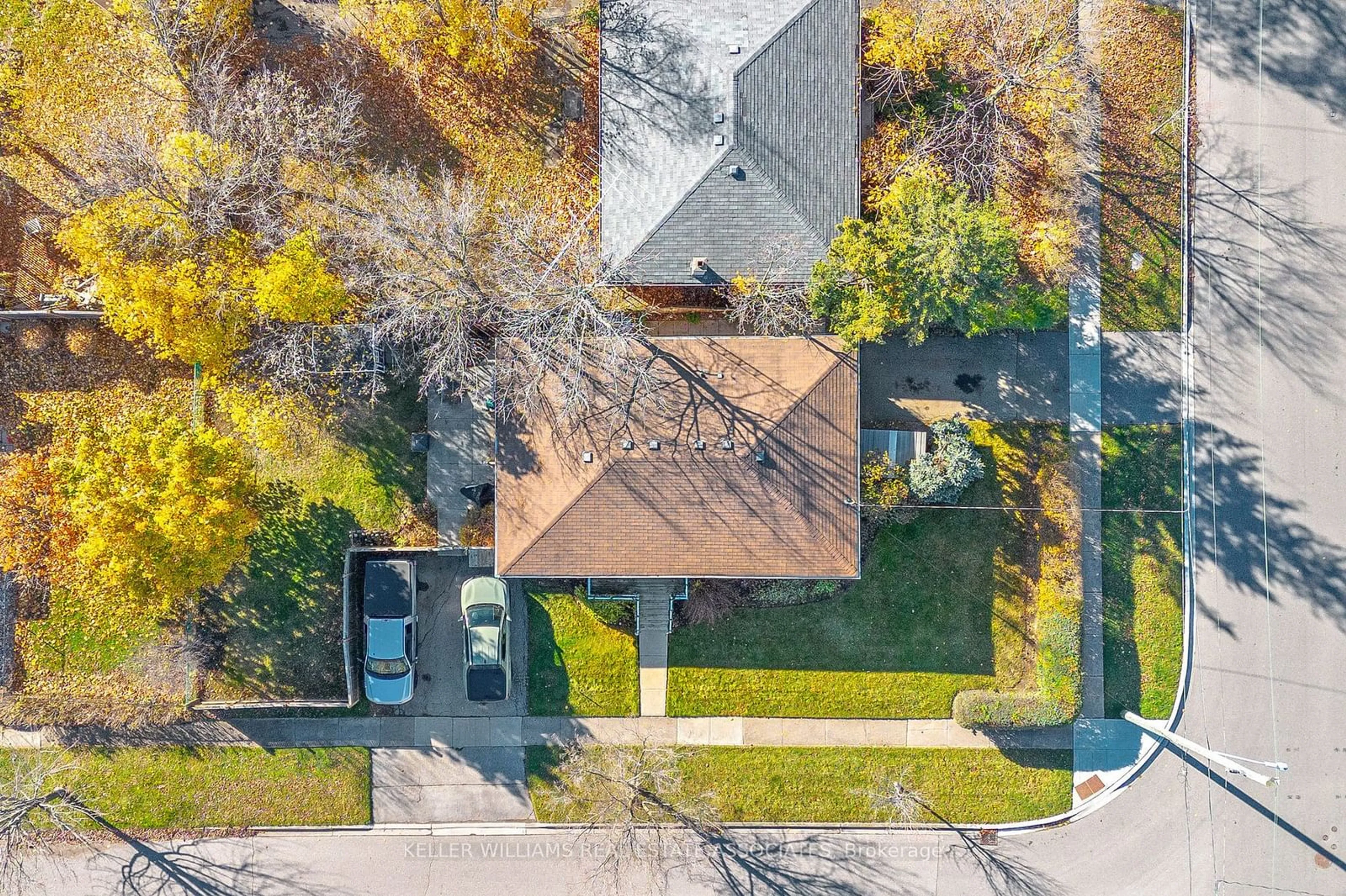 A pic from outside/outdoor area/front of a property/back of a property/a pic from drone, street for 2 Gray Gate, Halton Hills Ontario L7G 3W3