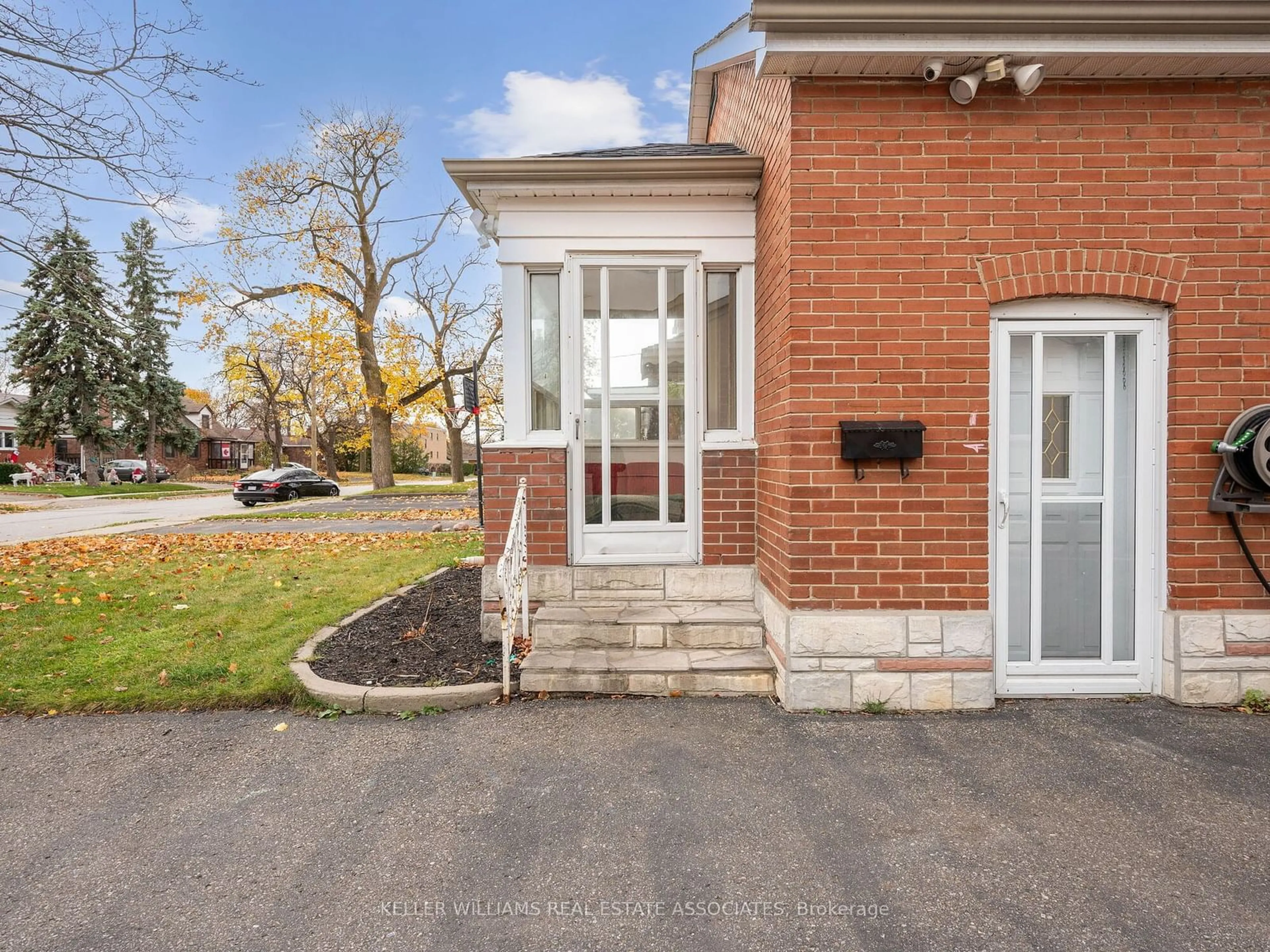 Home with brick exterior material, street for 54 Woodward Ave, Brampton Ontario L6V 1K4