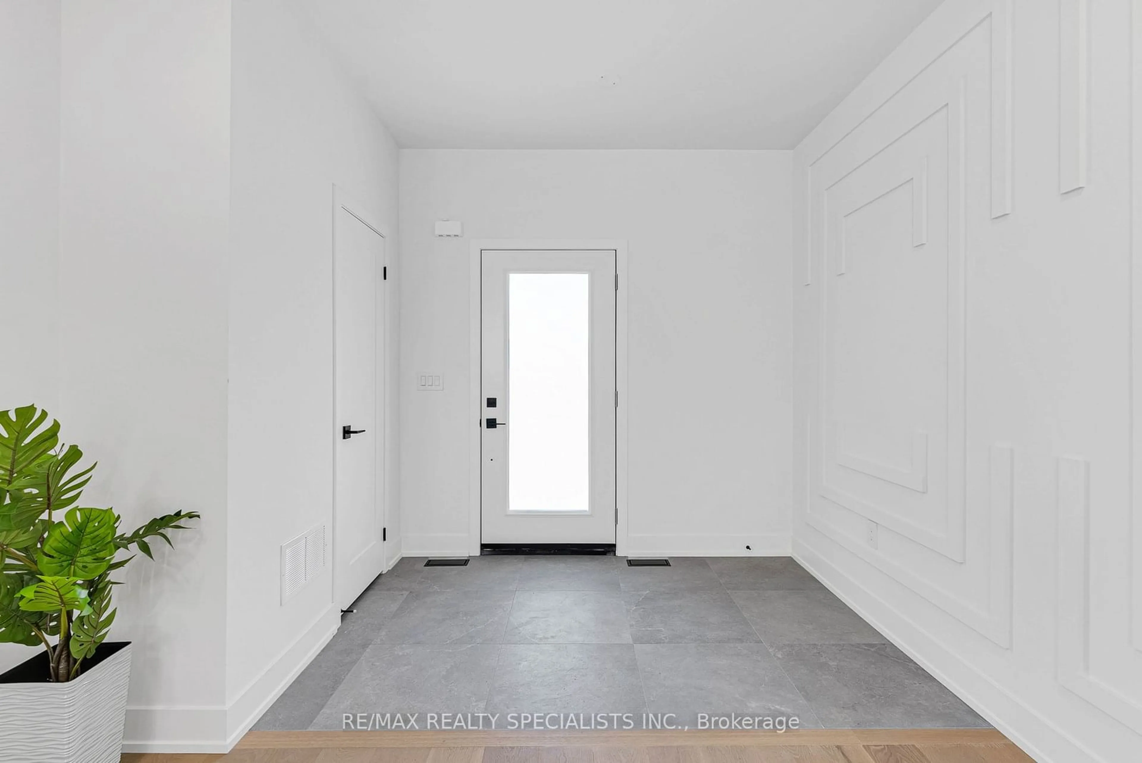 Indoor entryway for 1351 Northmount Ave, Mississauga Ontario L5E 1Y4