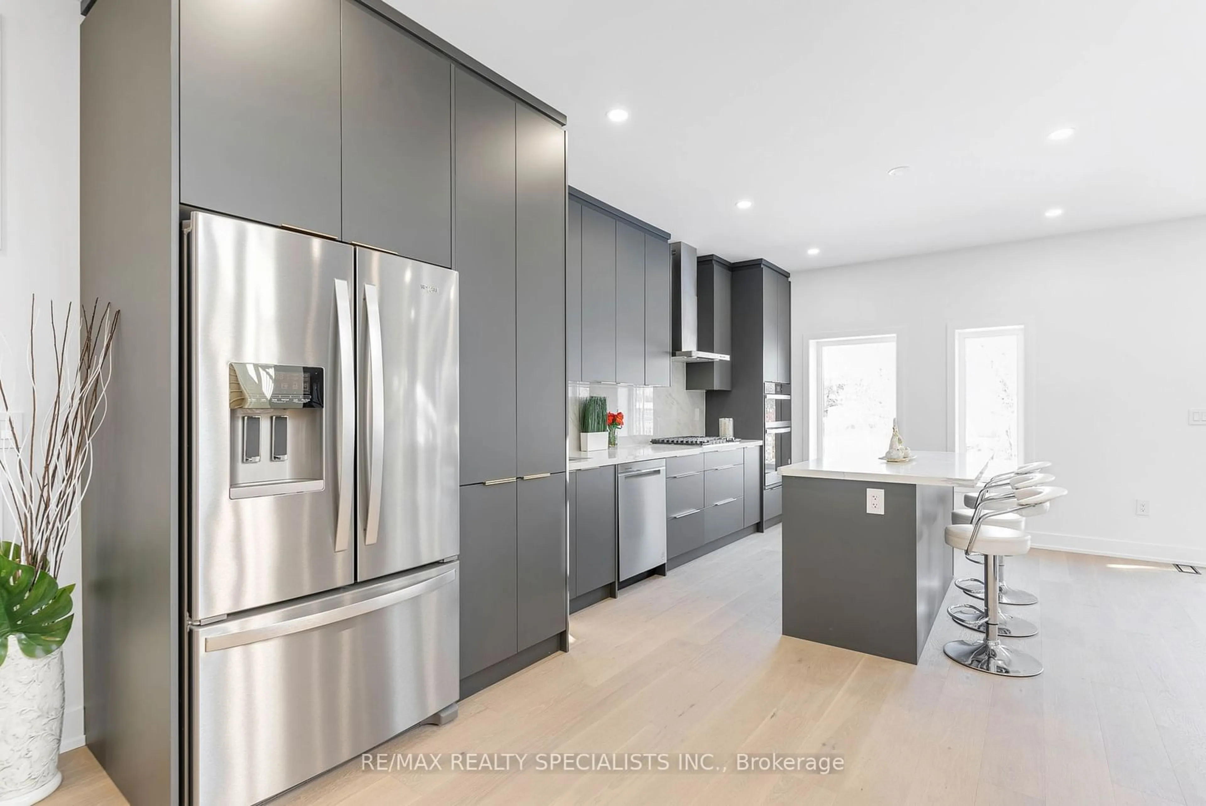 Contemporary kitchen, unknown for 1351 Northmount Ave, Mississauga Ontario L5E 1Y4