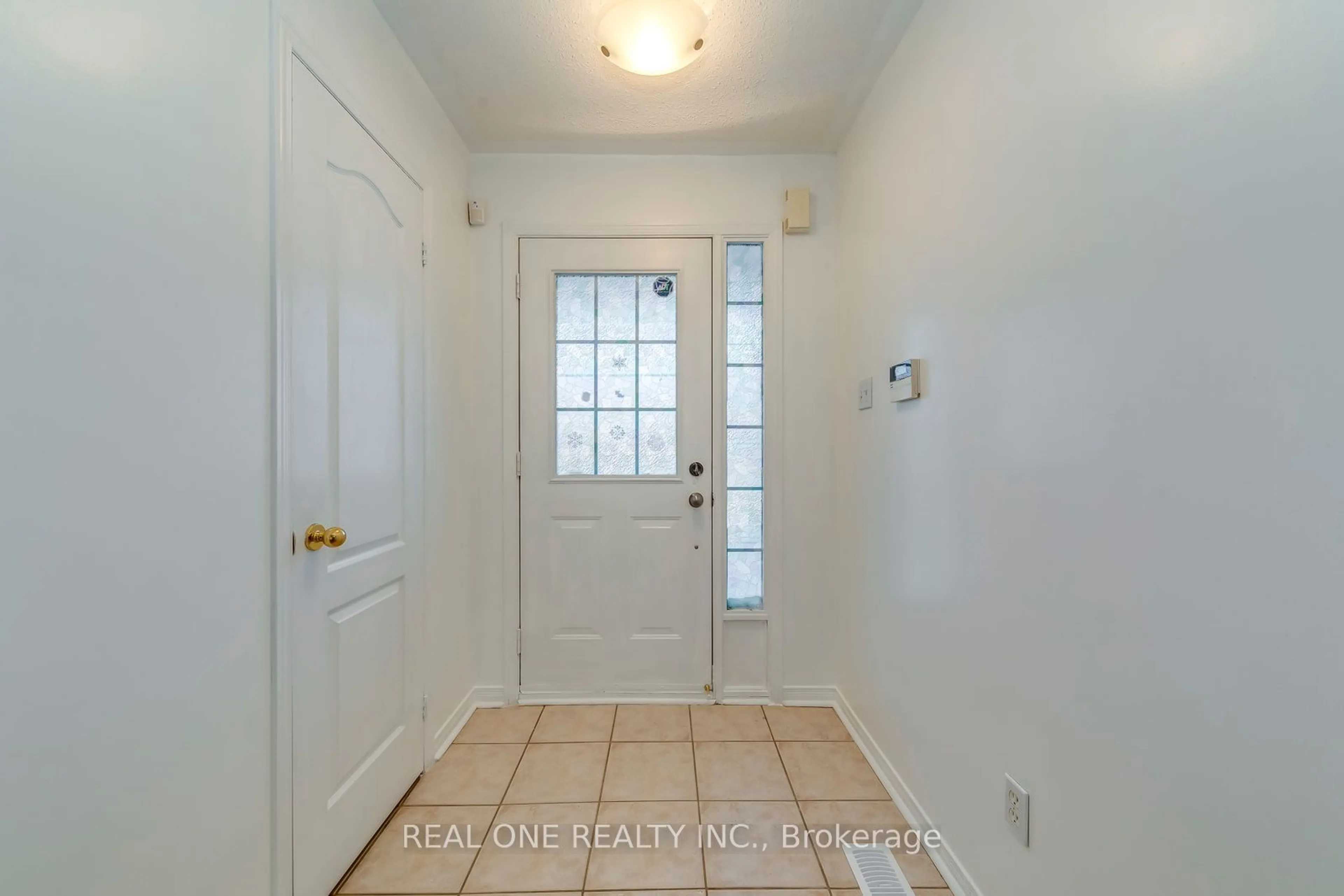 Indoor entryway for 36 Tideland Dr, Brampton Ontario L7A 2W2