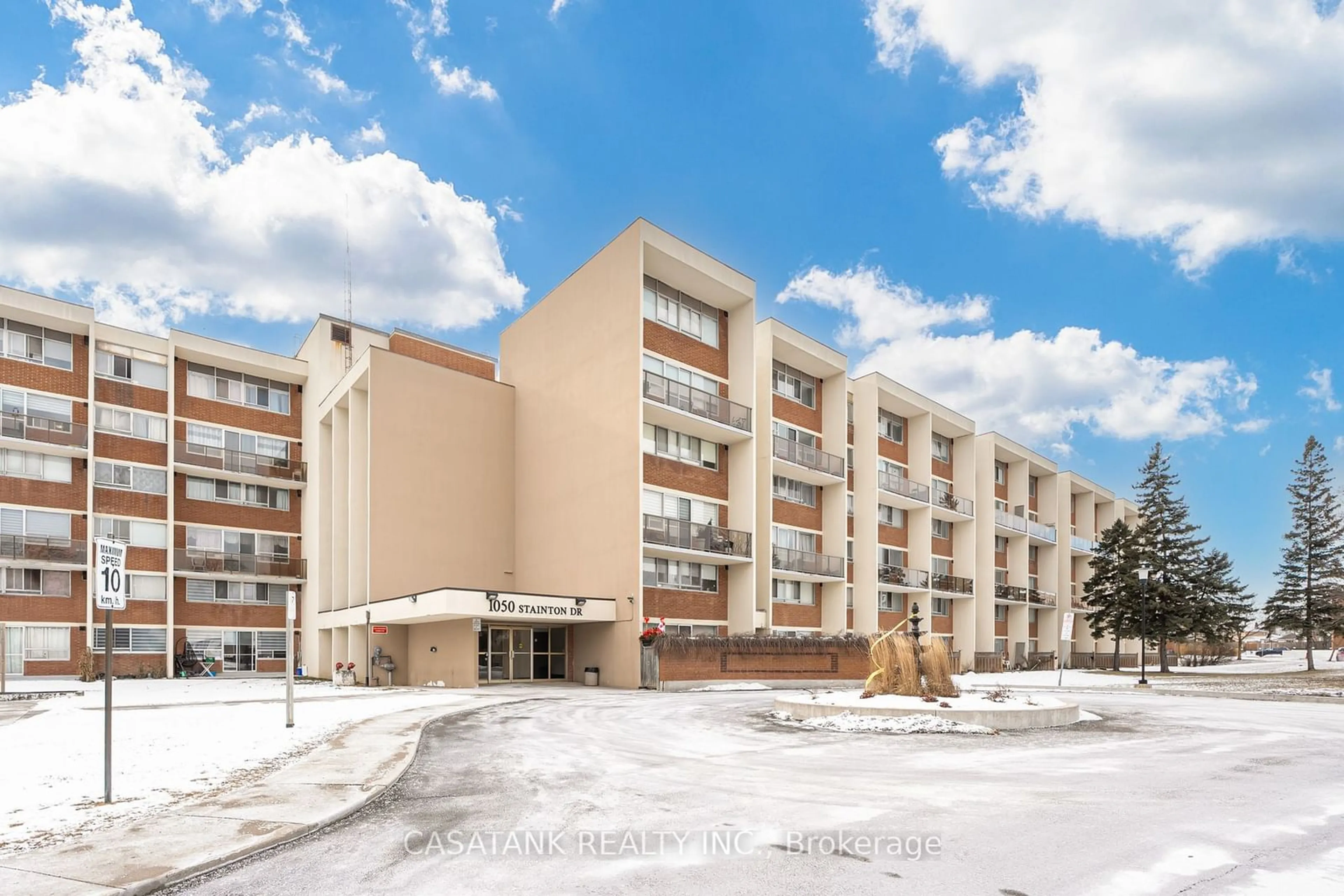 Indoor foyer for 1050 Stainton Dr #308, Mississauga Ontario L5C 2T7