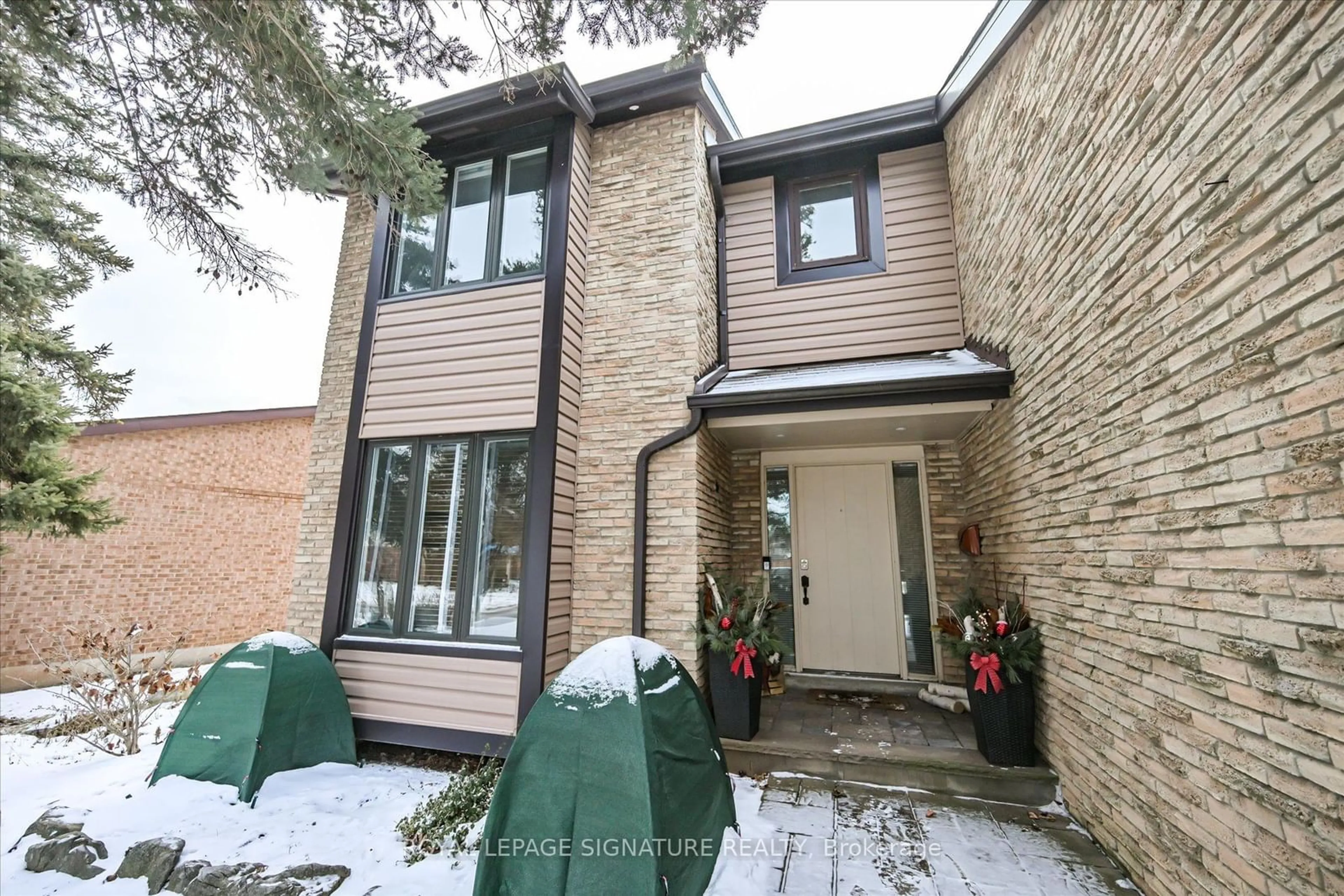 Home with brick exterior material, street for 2528 Folkway Dr, Mississauga Ontario L5L 2J6