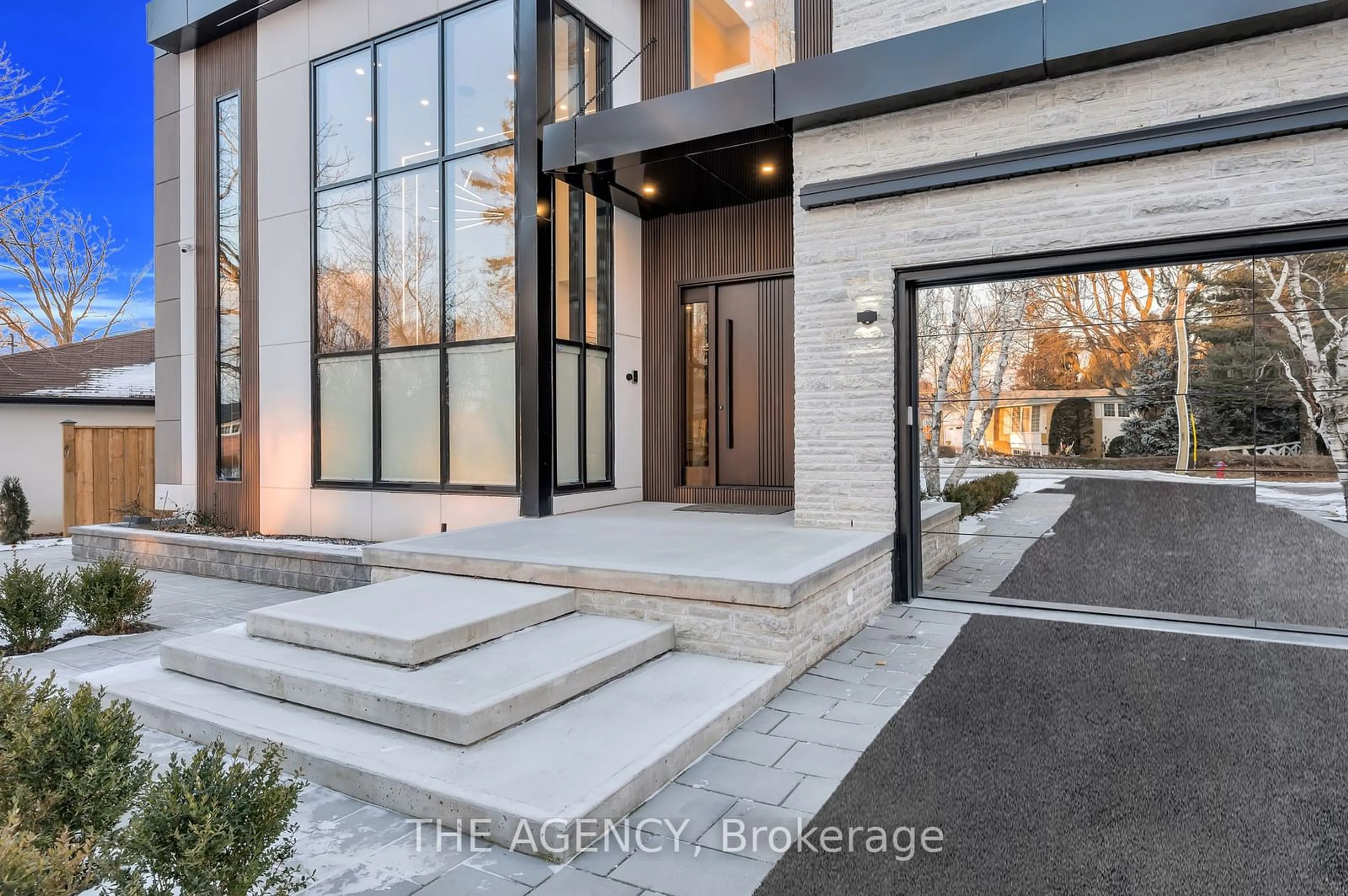 Indoor entryway for 564 Stonecliffe Rd, Oakville Ontario L6L 4N9