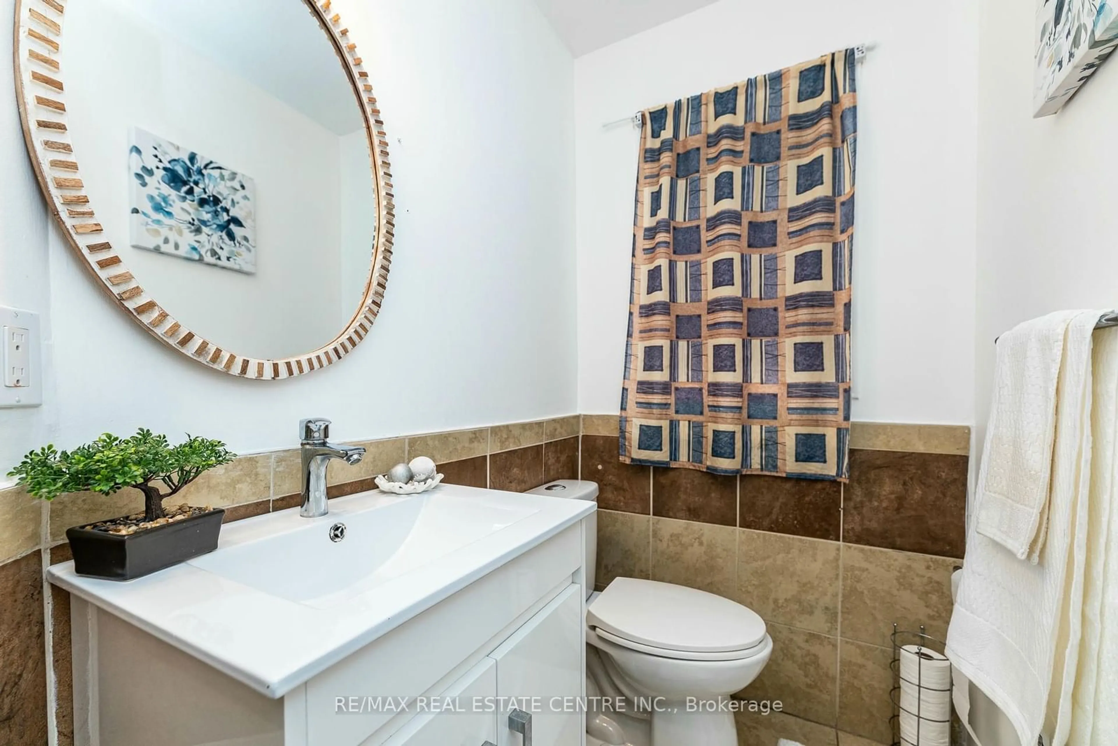 Standard bathroom, ceramic/tile floor for 43 Goldenlight Circ, Brampton Ontario L6X 4N6