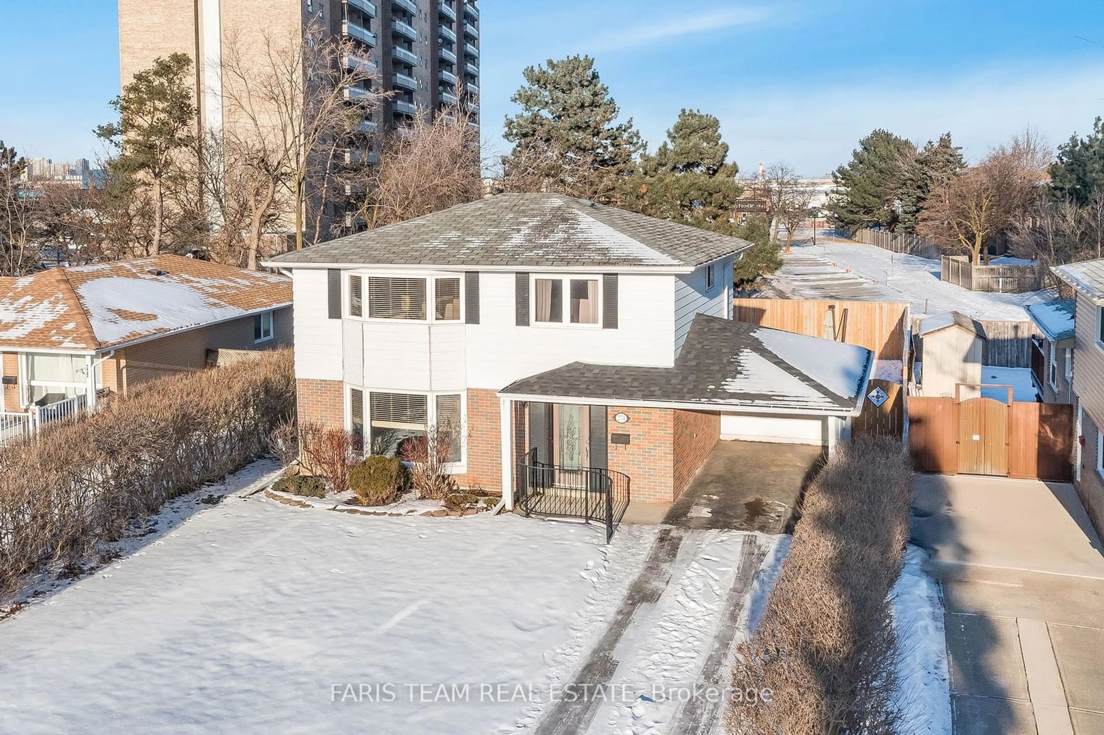 A pic from outside/outdoor area/front of a property/back of a property/a pic from drone, unknown for 274 Bartley Bull Pkwy, Brampton Ontario L6W 2L3