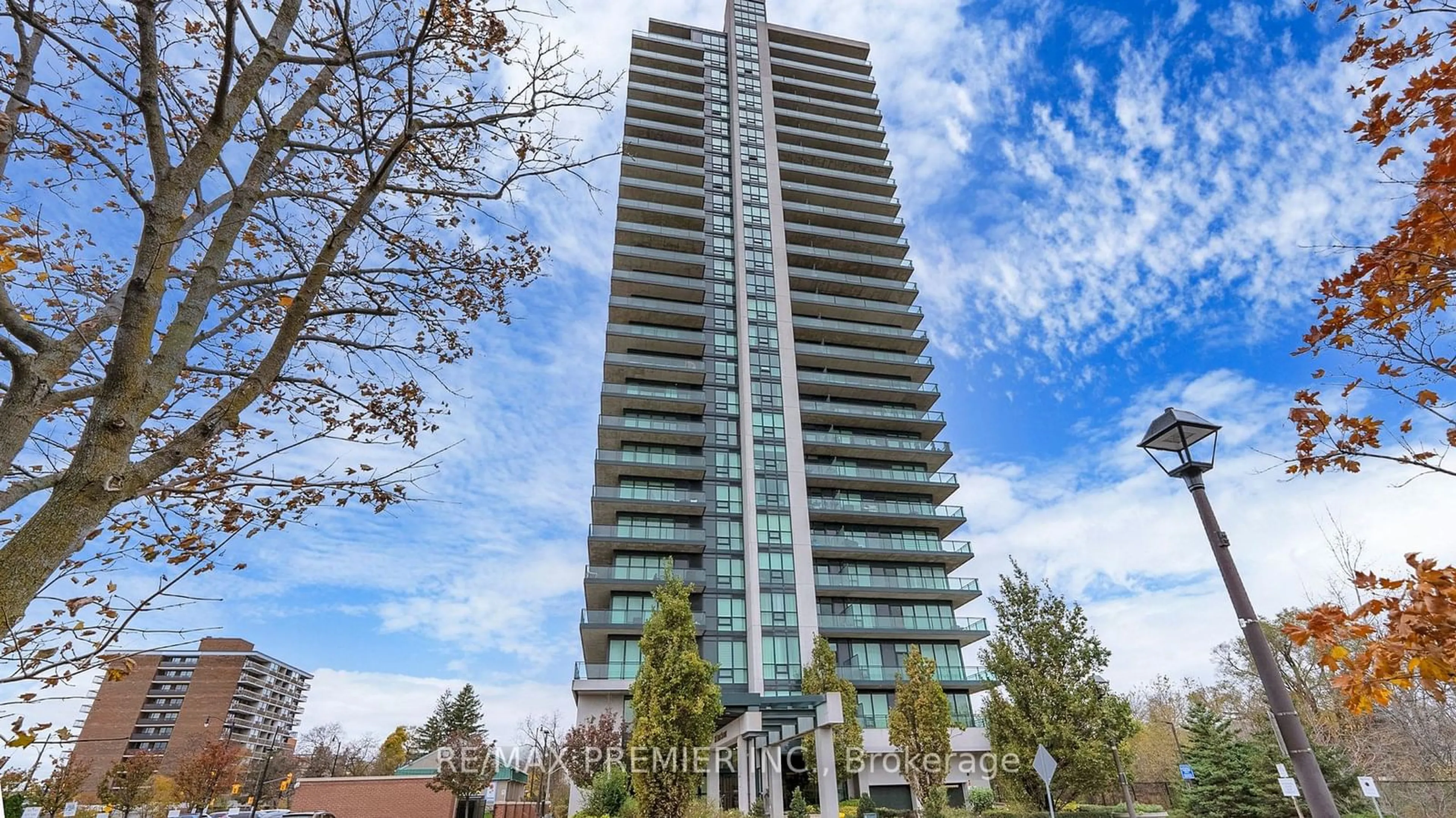 Indoor foyer for 100 John St #1309, Brampton Ontario L6W 0A8