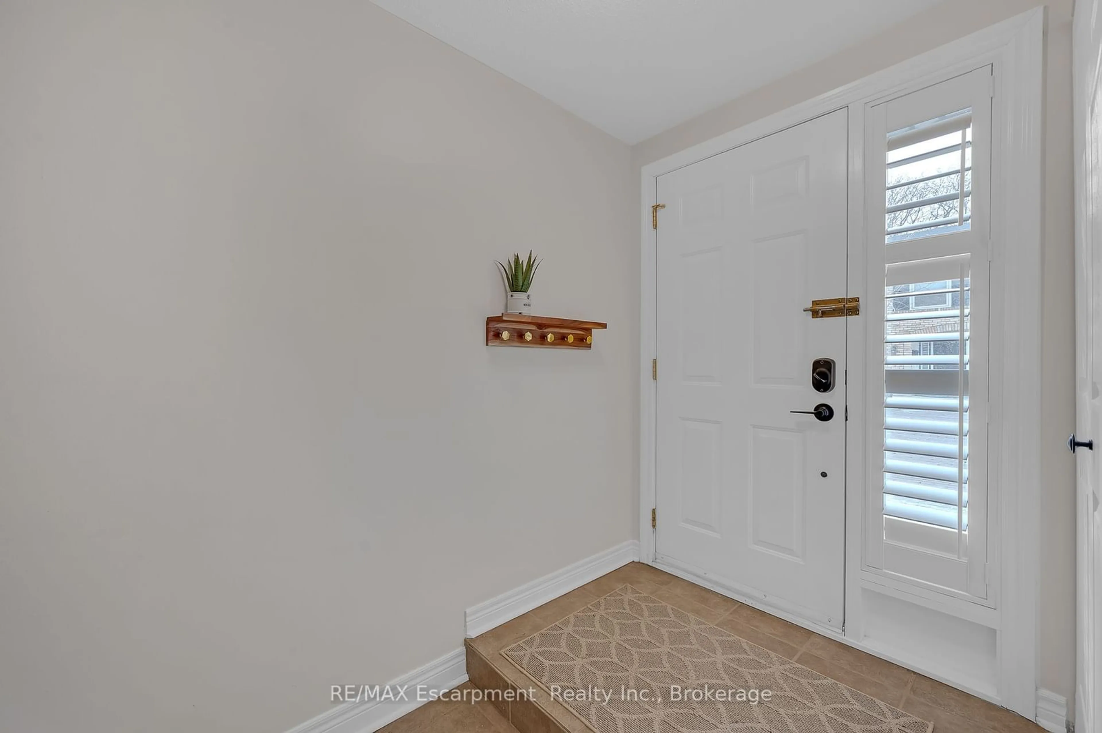 Indoor entryway for 755 Hyde Rd, Burlington Ontario L7S 1S6