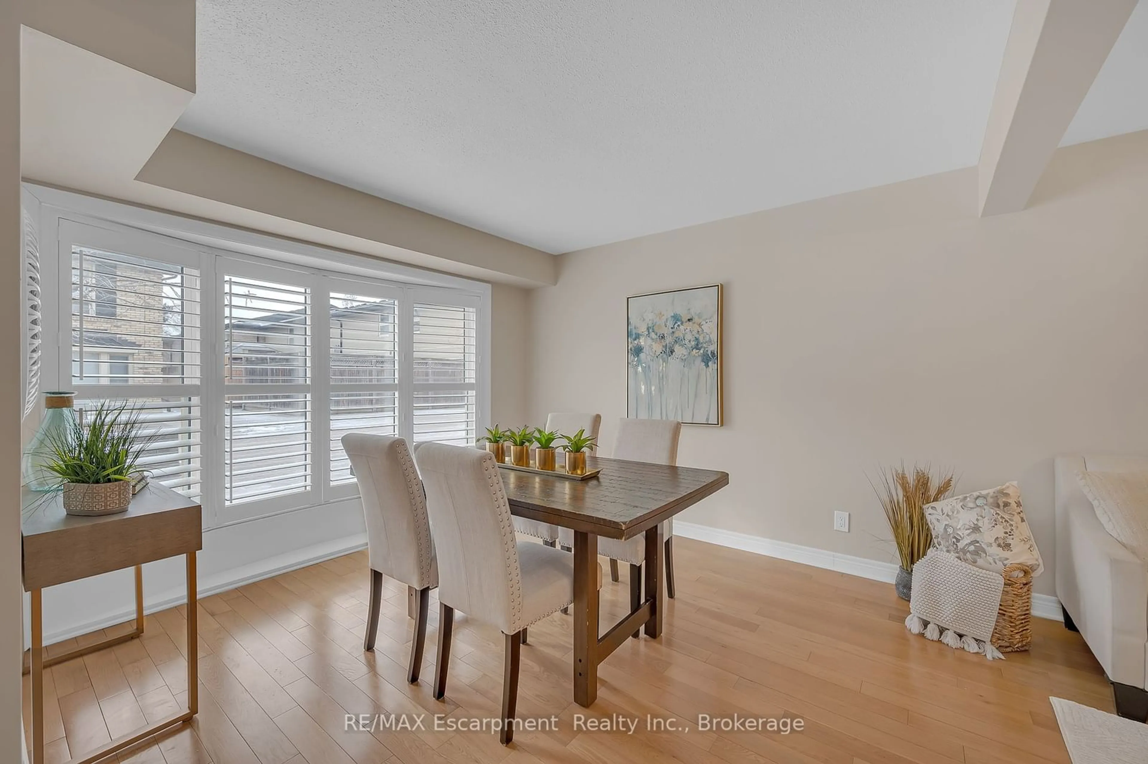 Dining room, wood/laminate floor for 755 Hyde Rd, Burlington Ontario L7S 1S6